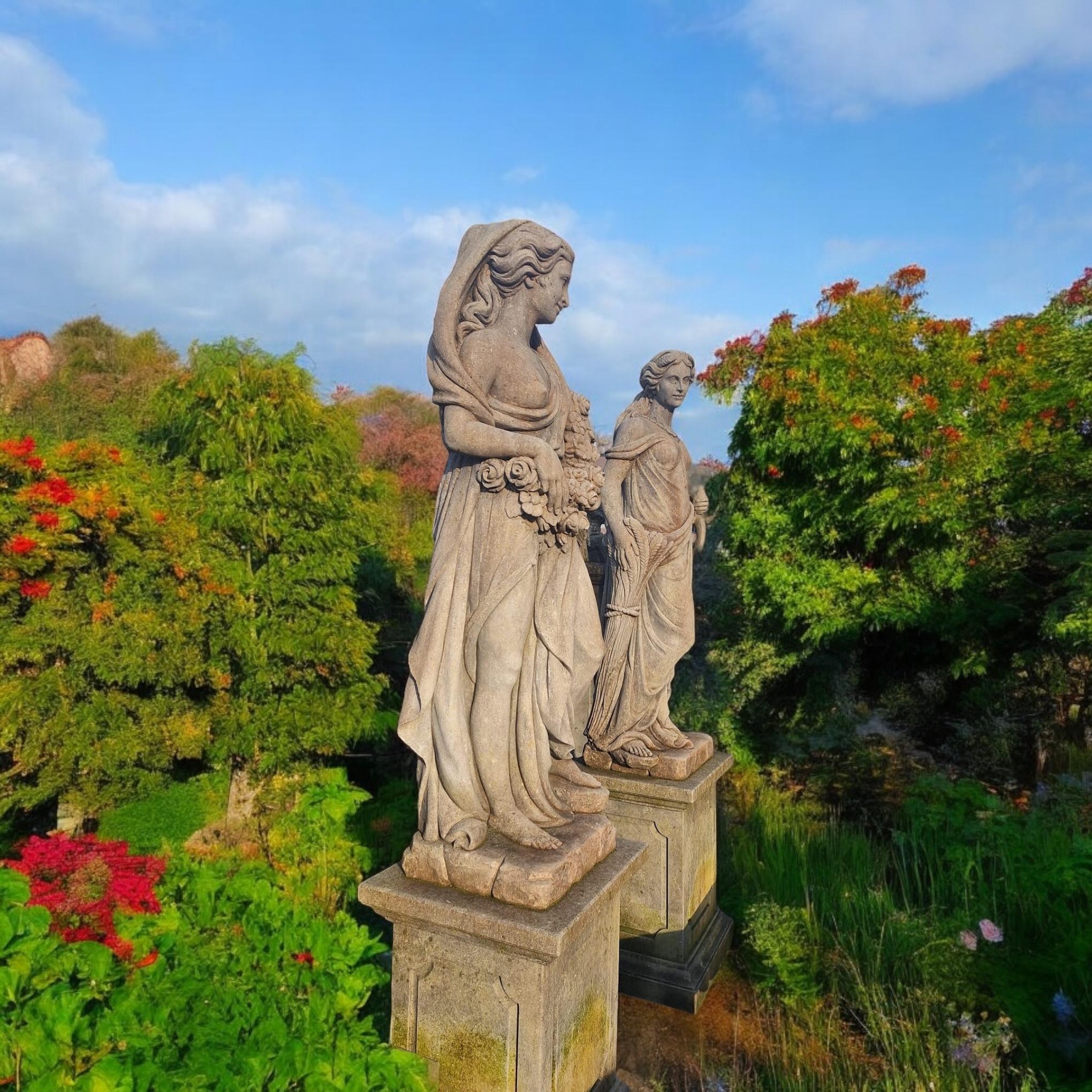 Conjunto de extraordinarias estatuas italianas de piedra que representan las Four Seasons en venta 6