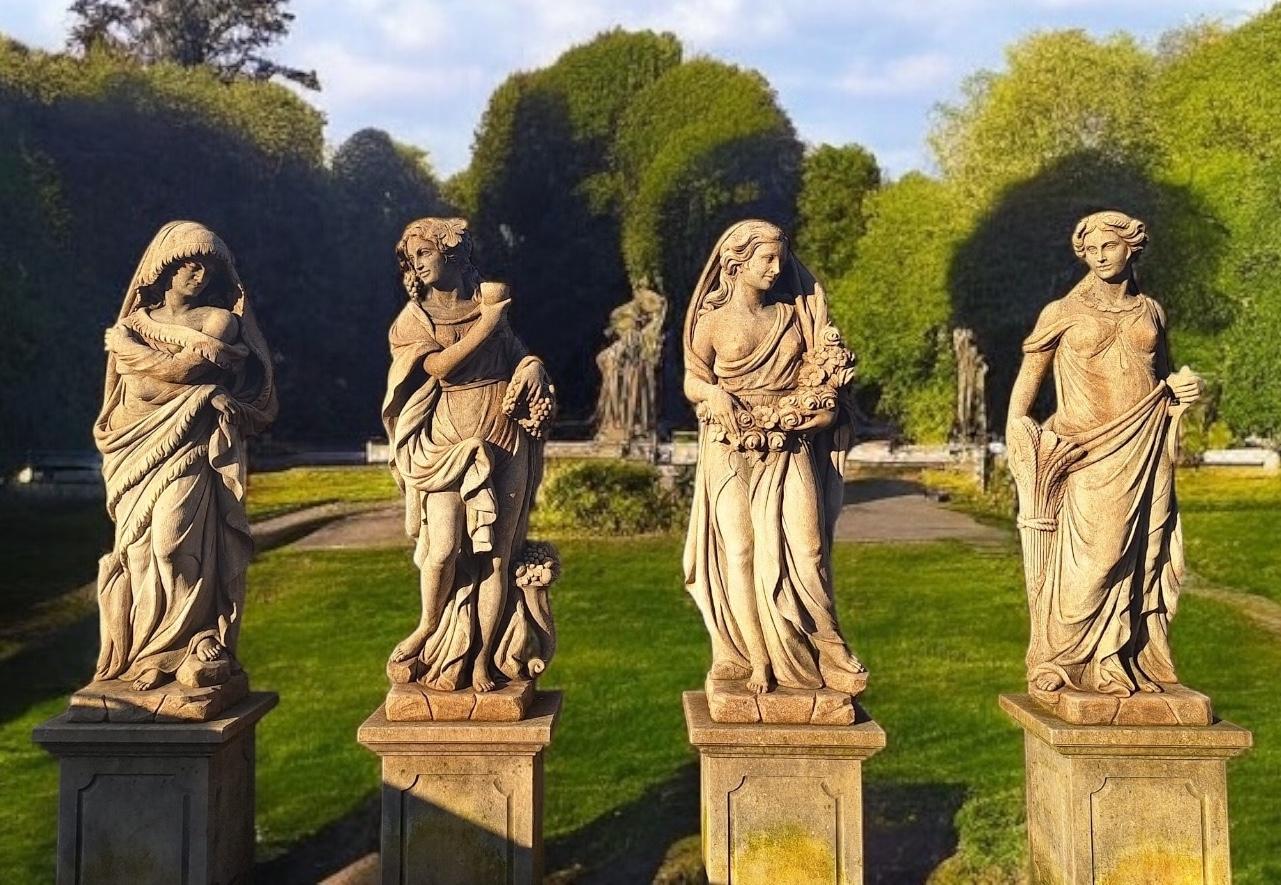 Conjunto de extraordinarias estatuas italianas de piedra que representan las Four Seasons en venta 8