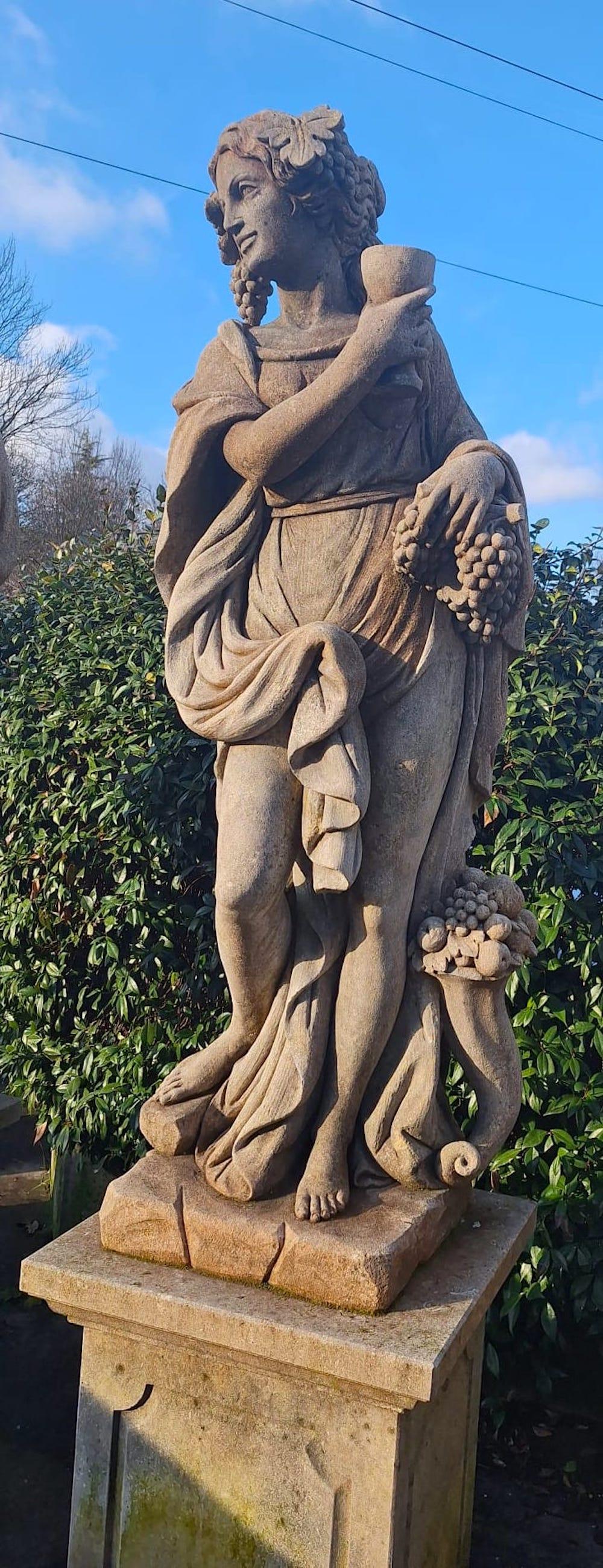 Conjunto de extraordinarias estatuas italianas de piedra que representan las Four Seasons en venta 9