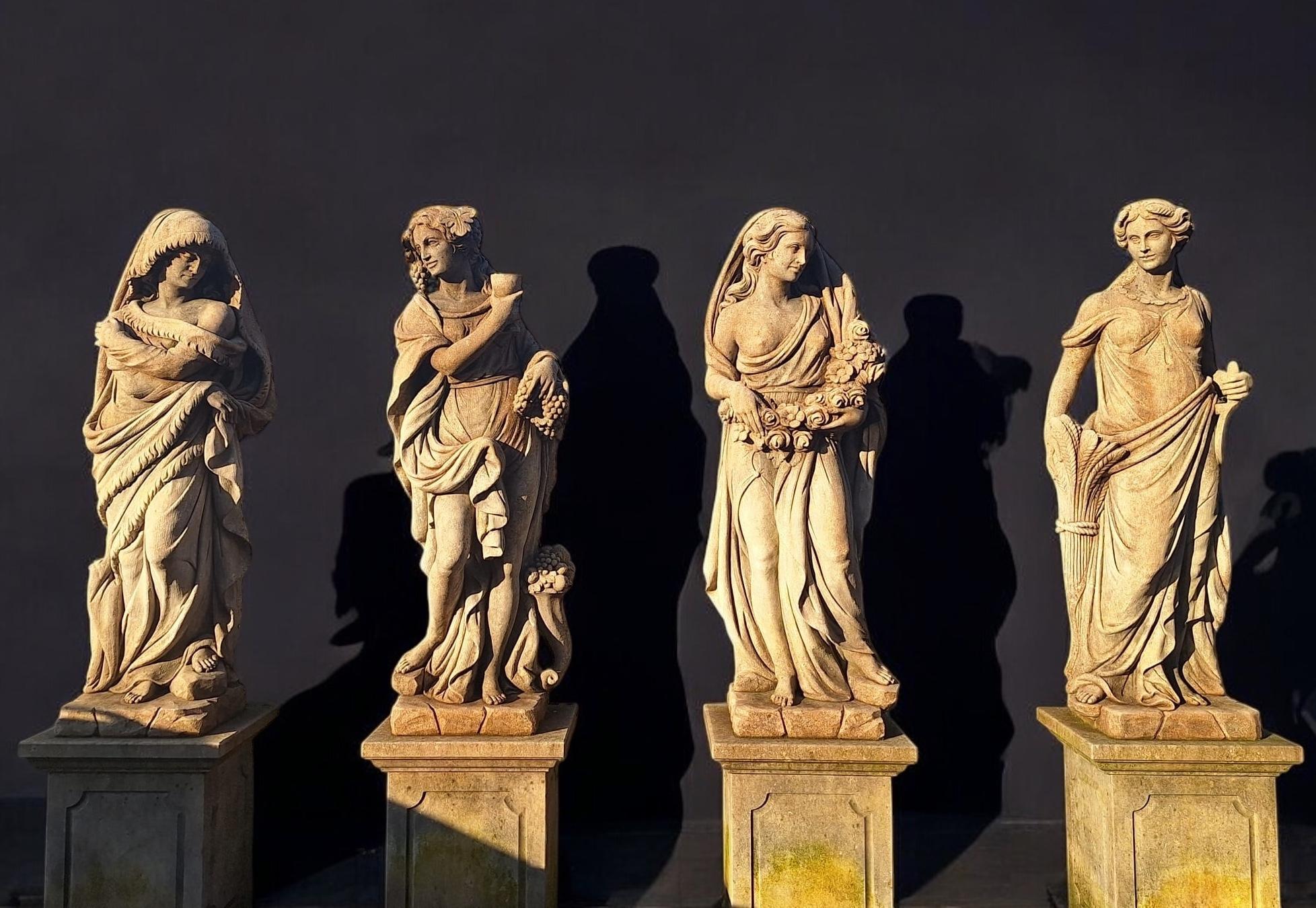 Conjunto de extraordinarias estatuas italianas de piedra que representan las Four Seasons - Sculpture Académico de Unknown