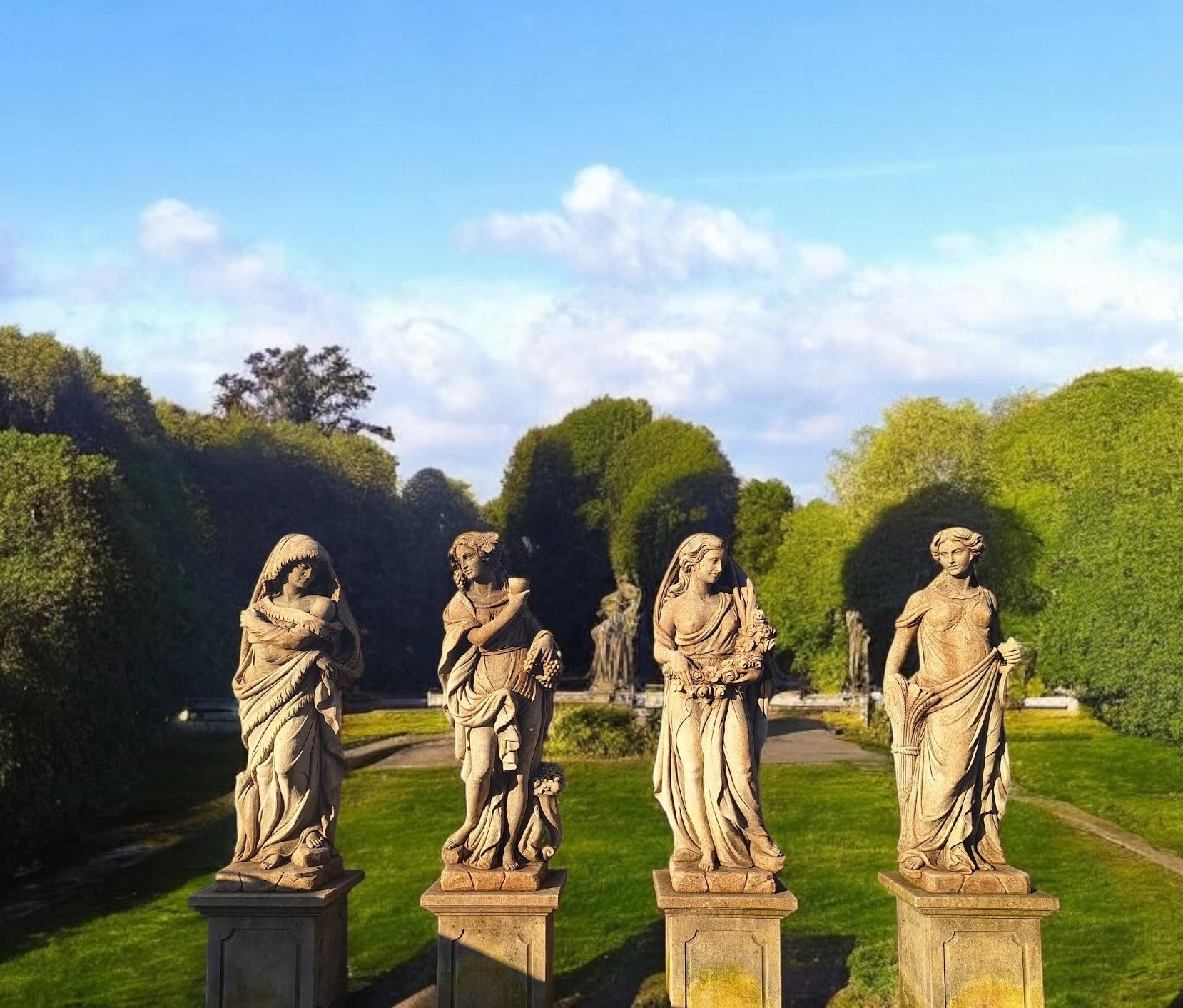 Conjunto de extraordinarias estatuas italianas de piedra que representan las Four Seasons - Figurative Sculpture Marrón de Unknown