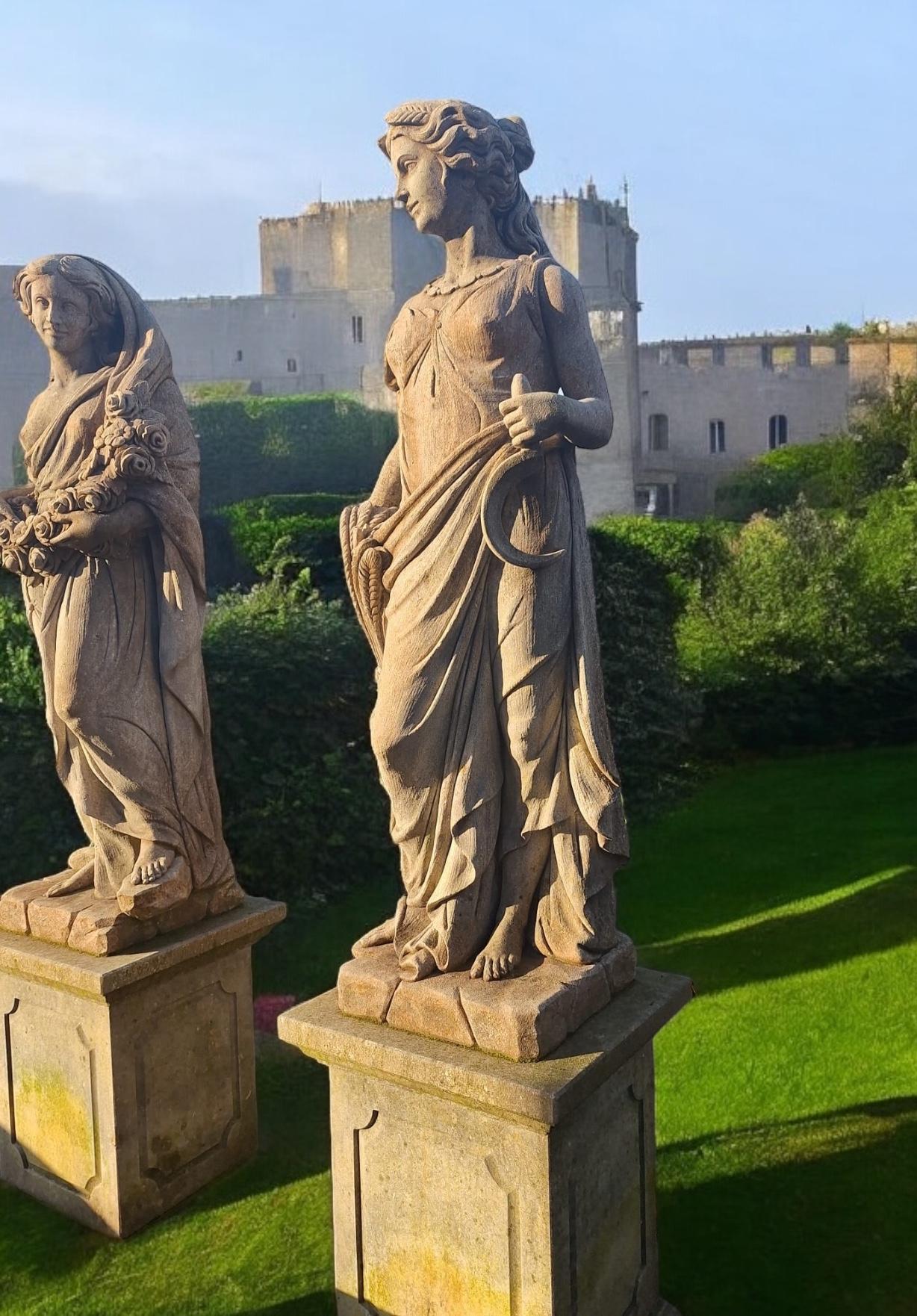 Four Seasons ,figuras femeninas monumentales con drapeado clásico y sus símbolos distintivos sobre una base cuadrada. 
Otoño, invierno, primavera y verano.
Decoración clásica atemporal para tu jardín o interior.
 Medidas: Altura de las esculturas cm