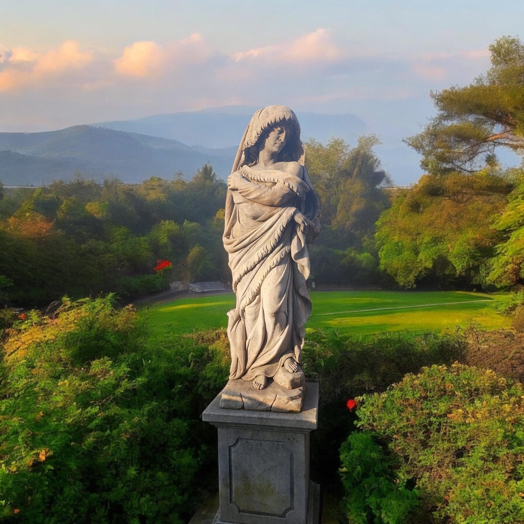 Conjunto de extraordinarias estatuas italianas de piedra que representan las Four Seasons en venta 2