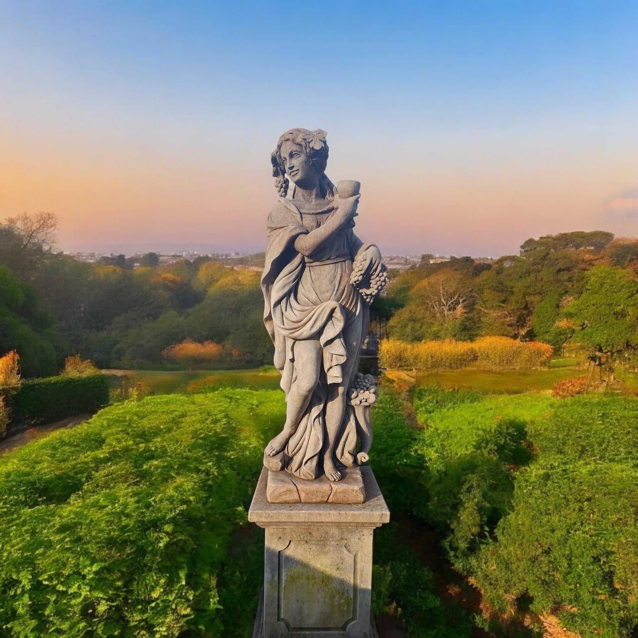 Conjunto de extraordinarias estatuas italianas de piedra que representan las Four Seasons en venta 4