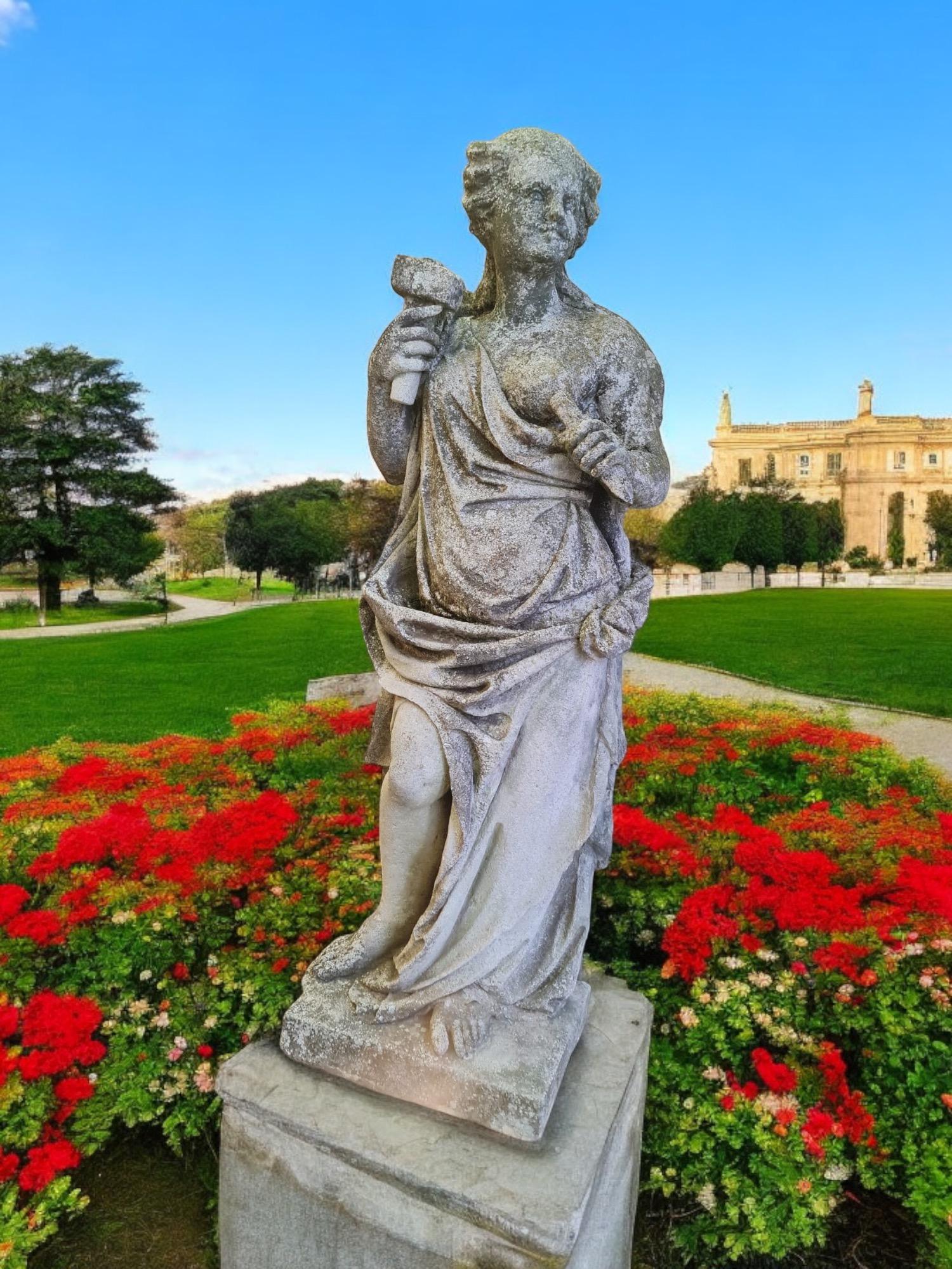 Conjunto de cuatro estatuas italianas de piedra que representan las cuatro artes  1920' - Sculpture de Unknown