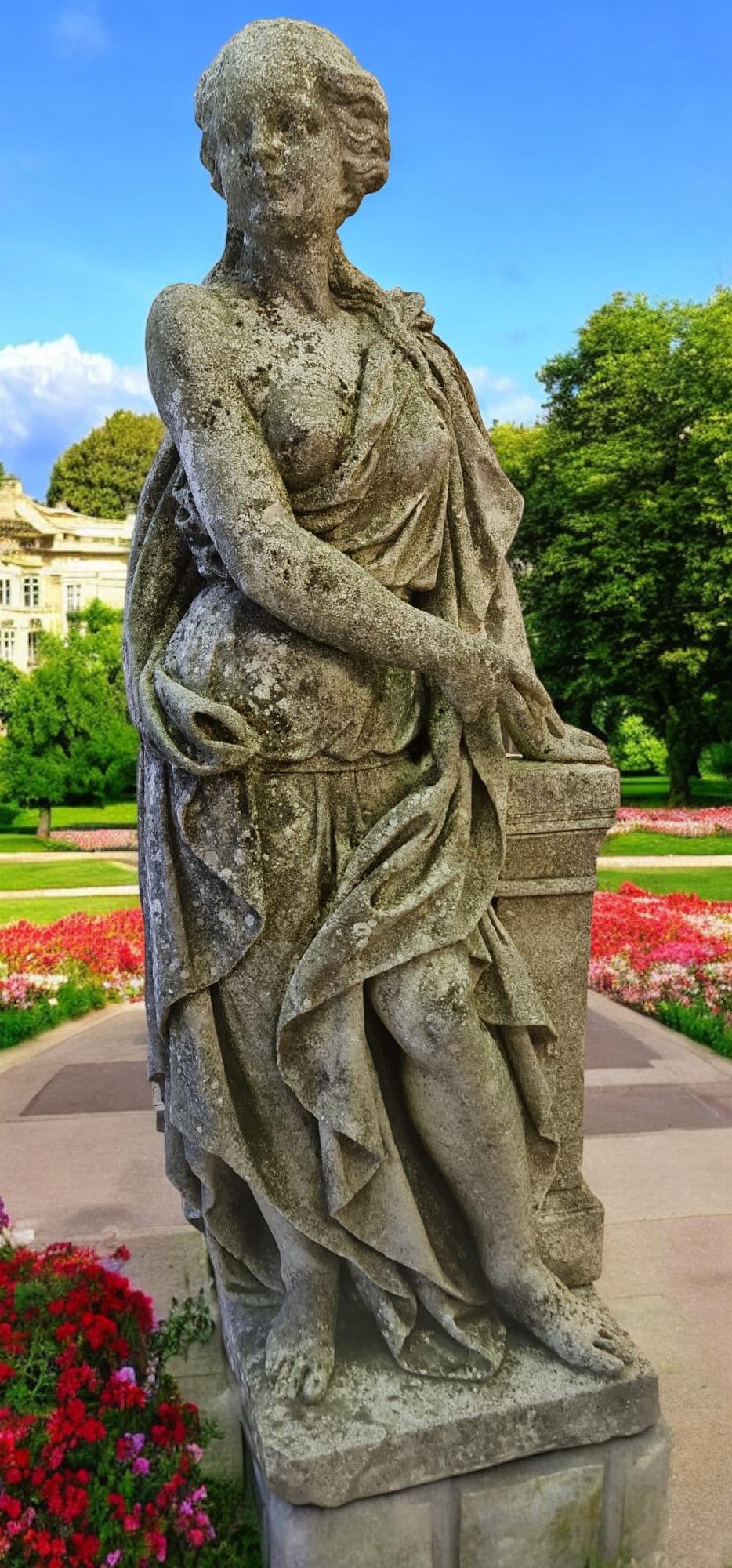 Seltener Satz von  Skulpturen, die aus einer Reihe von vier weiblichen Figuren bestehen, die die Künste repräsentieren.  1920'
Musik, Malerei, Architektur, Bildhauerei.
Maße: Höhe cm 150
Sehr guter Originalzustand aus einem venezianischen Palast 