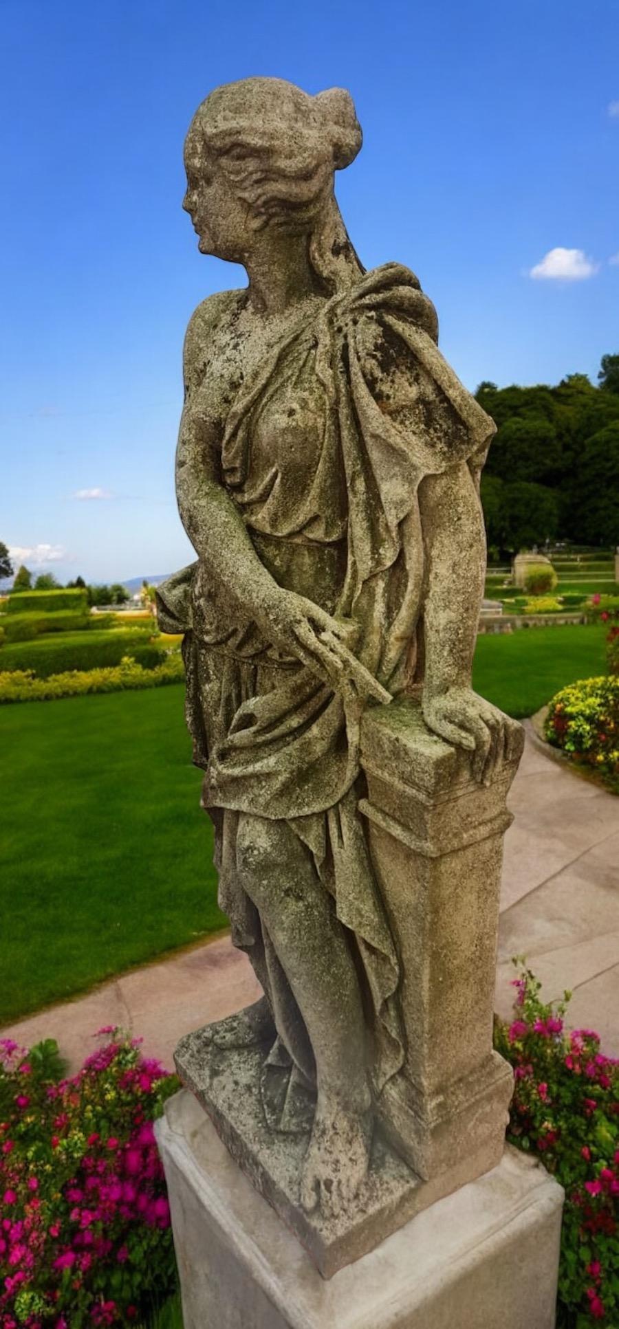 Conjunto de cuatro estatuas italianas de piedra que representan las cuatro artes  1920' en venta 3