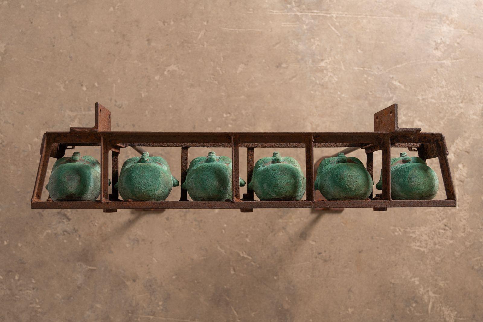 Set di sei stampi per teste di bambole e set di otto torsi di bambole in bronzo costruiti in bronzo. Gli stampi sono stati utilizzati nel processo di fabbricazione delle bambole di plastica negli anni '20, sono montati in una cornice di ferro e