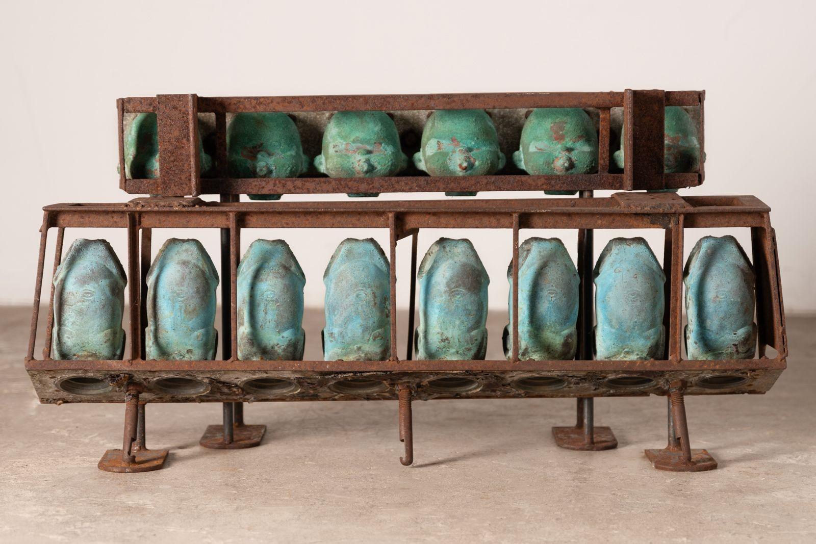 Figurative Sculpture di Unknown - Set di sei teste di bambola in bronzo e set di otto stampi per torso di bambola in bronzo