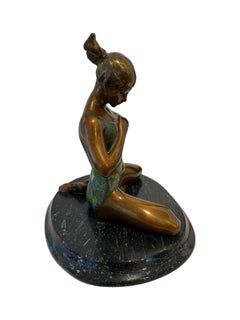 Figura de bronce fundido "Bailarina sentada" sobre base de granito