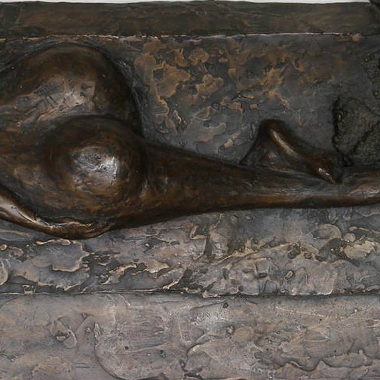 Sculpture en bronze d'une femme nue endormie en vente 1