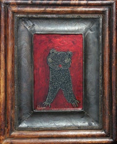 Petite gravure sur métal en émail rouge et noir représentant un ours