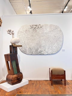 Scultura a encausto Smatterings, forma di scudo organico, di Lynn Basa