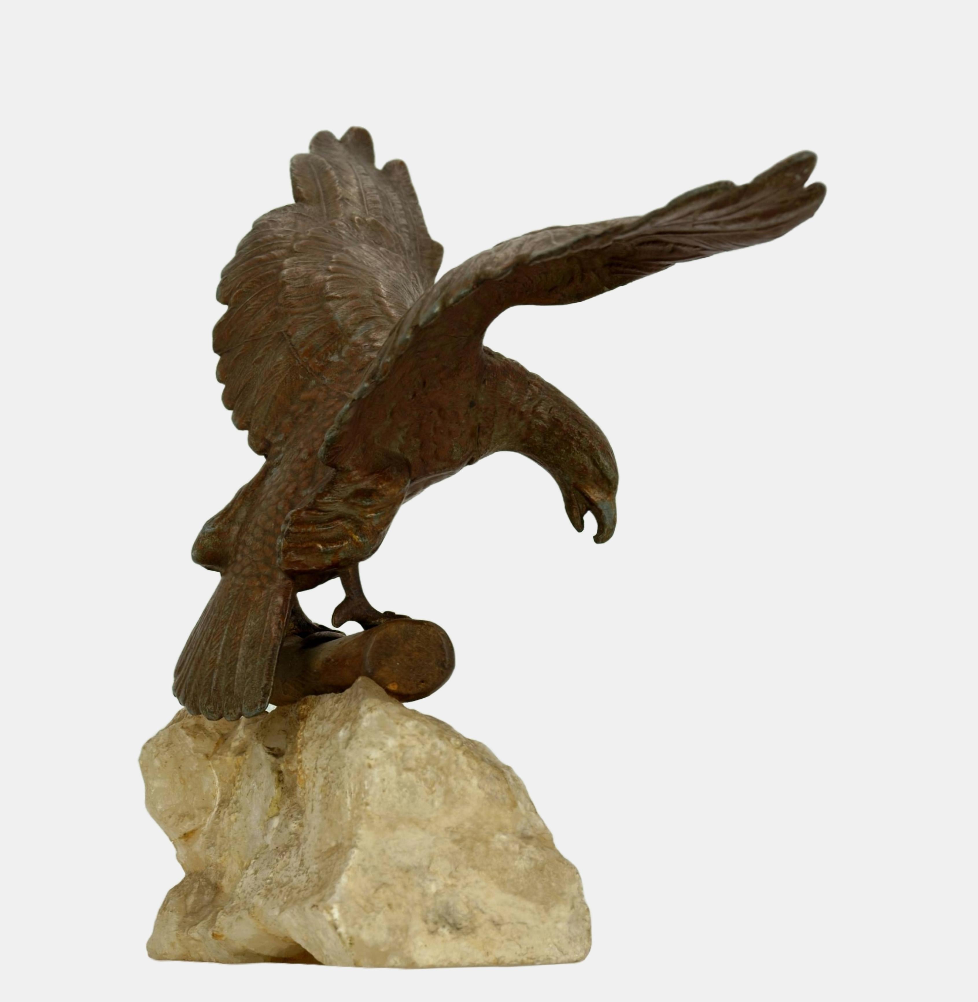 Anonimo, Aquila rampante, metà del XX secolo Metallo fuso patinato montato su blocco di quarzo. 24 cm (altezza totale) x 29 cm (larghezza) x 12 cm (profondità).

- Patina fortemente sfregata in alcuni punti, viti di collegamento tra la scultura e la