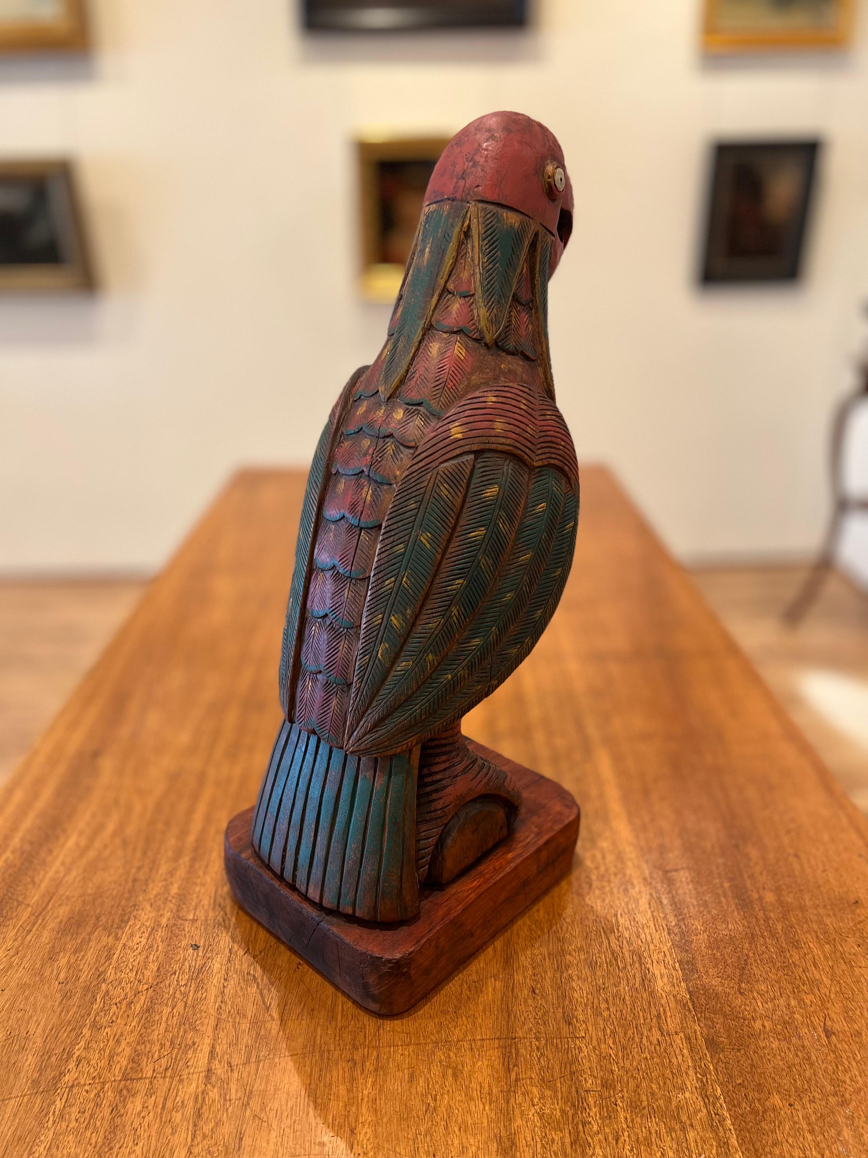Sculpture folklorique sud-américaine d'un perroquet MaCaw - Marron Figurative Sculpture par Unknown