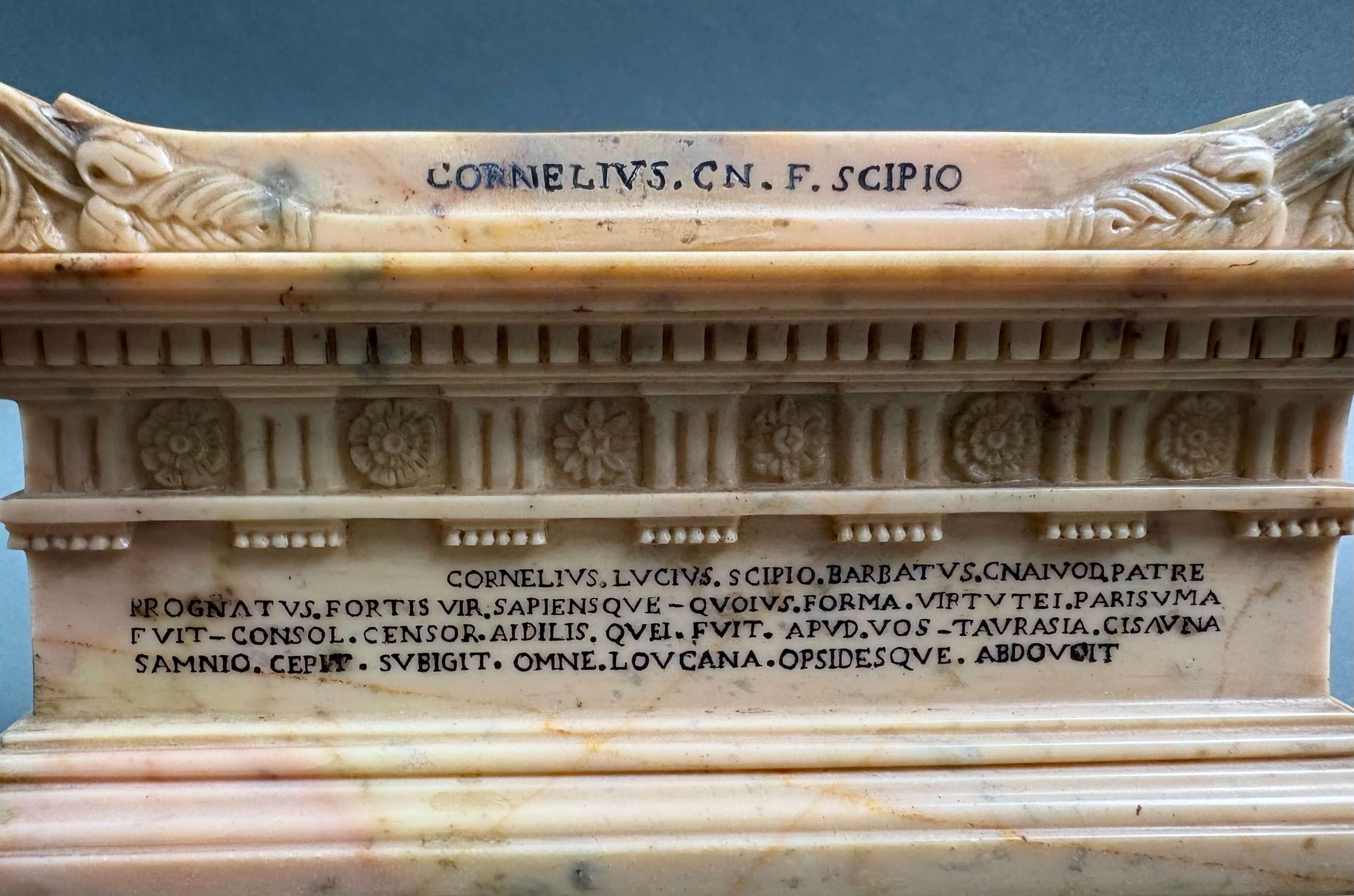 Souvenir del Grand Tour Sarcofago di Lucio Cornelio Scipione Barbato Marmo - Sculpture de Unknown