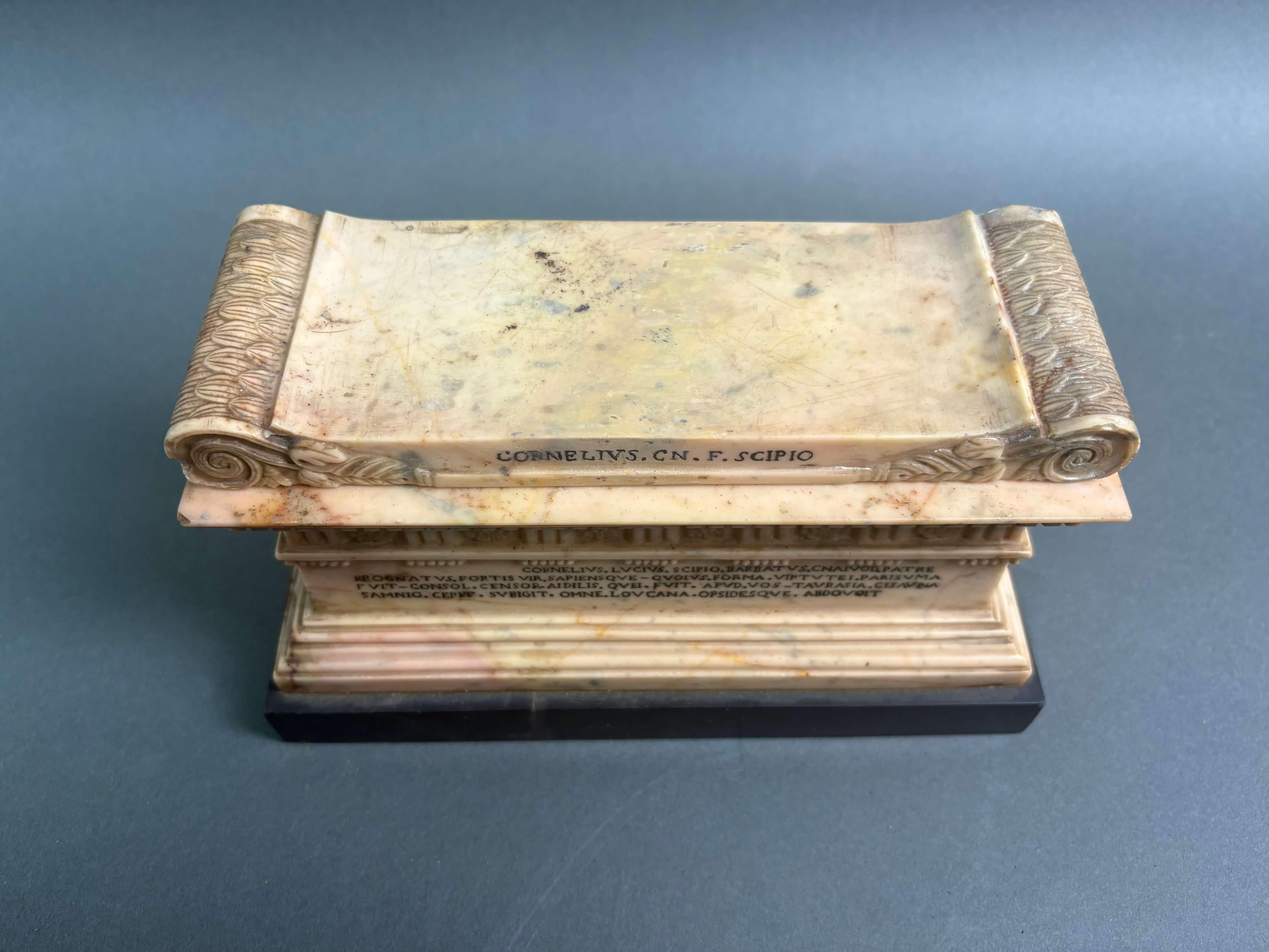 Souvenir del Grand Tour Sarcofago di Lucio Cornelio Scipione Barbato Marmo - École italienne Sculpture par Unknown
