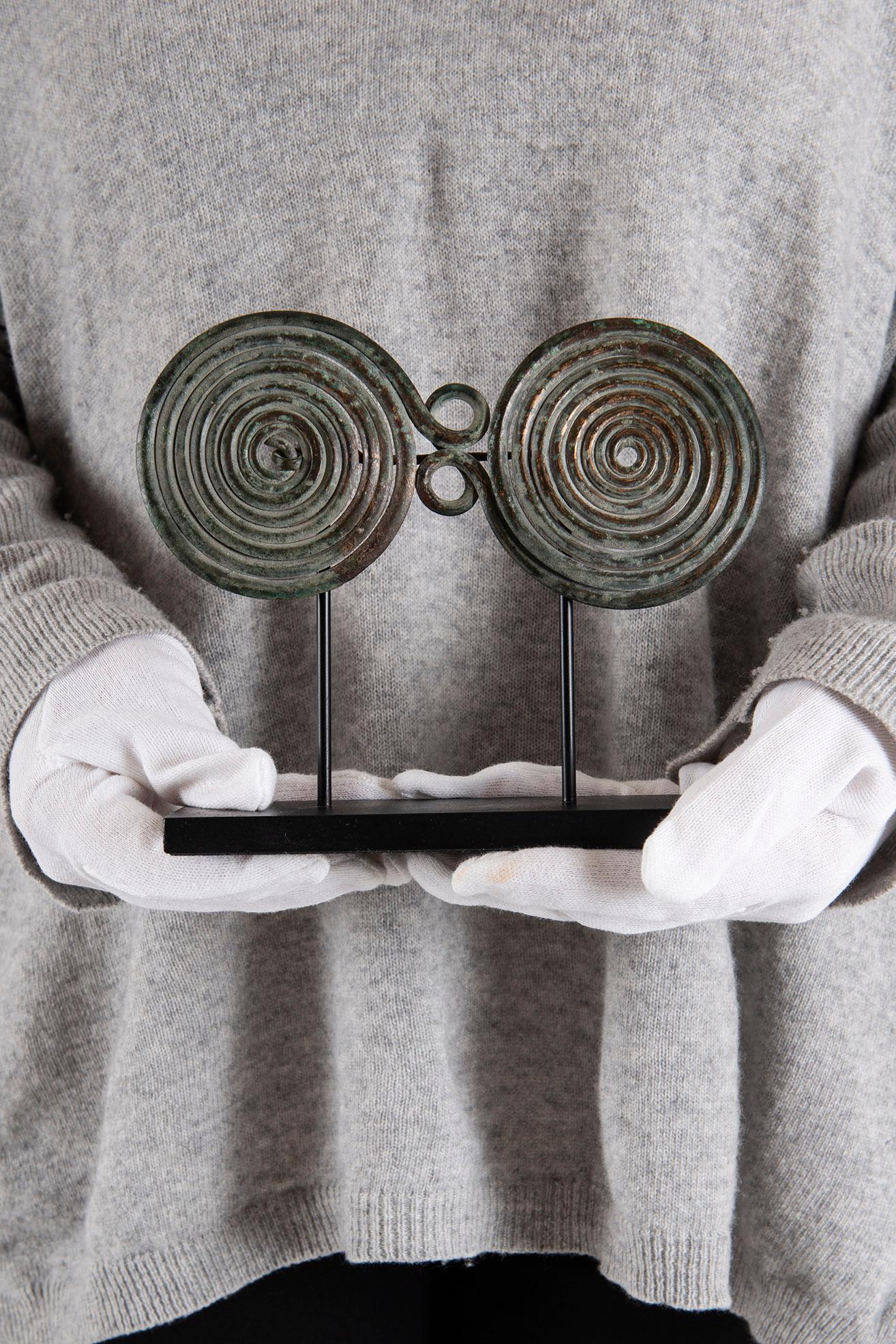 Spiralfibula, Hallstatt, 1. Eisenzeitalter, Bronze, Skulptur, Antiquitäten, Design – Sculpture von Unknown