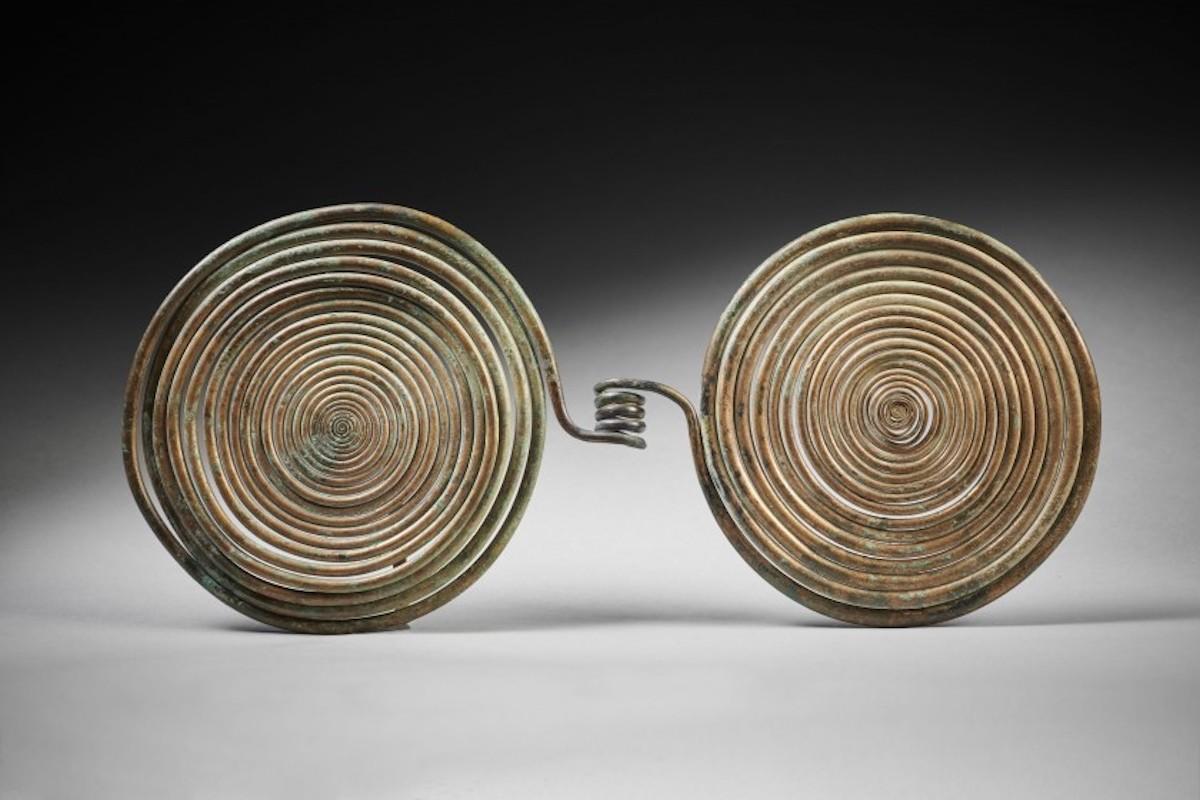 Fibula a spirale, Hallstatt, prima età del ferro, Bronzo, Scultura, Design, Antichità

Fibula a spirale
9-6 secoli prima di J.C.
Bronzo con patina verde e marrone

Provenienza : 
Collezione del Dr. Bauer, Vienna, Austria (1982)
