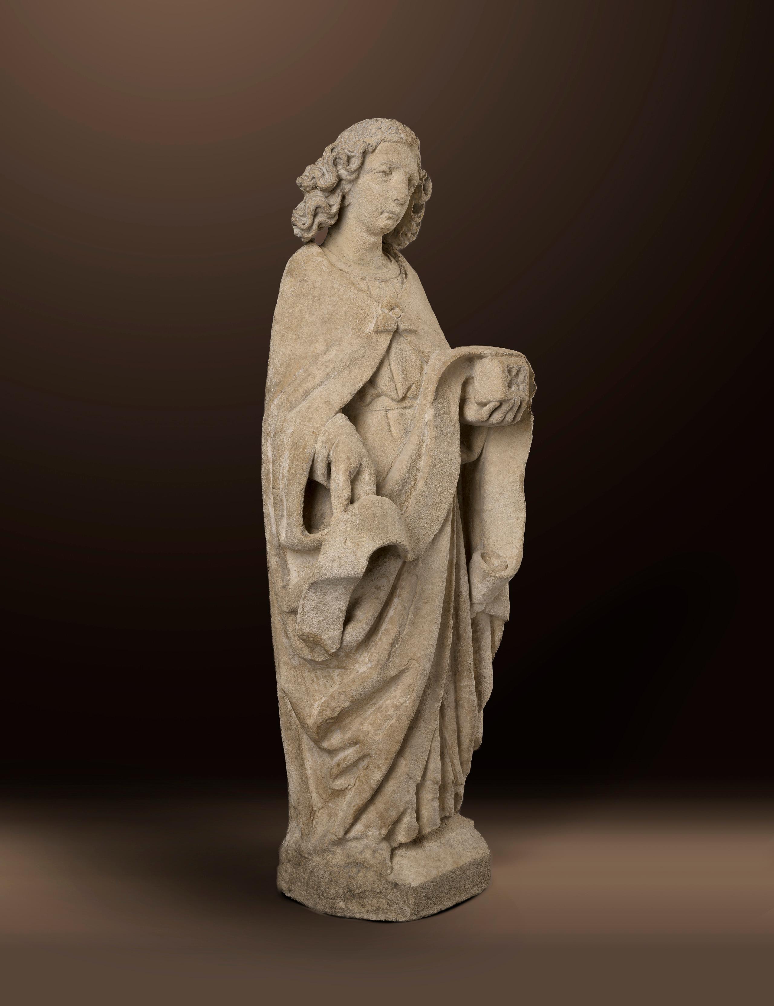 Stehender Engel mit Fahne
Flämisch
Um 1450/60

Sandstein
60 x 21 x 15 cm

Diese Museumsfigur zeigt einen stehenden Engel mit einer Fahne in der rechten und einer kleinen Schachtel in der linken Hand. Die jugendliche, alterslose Figur trägt einen