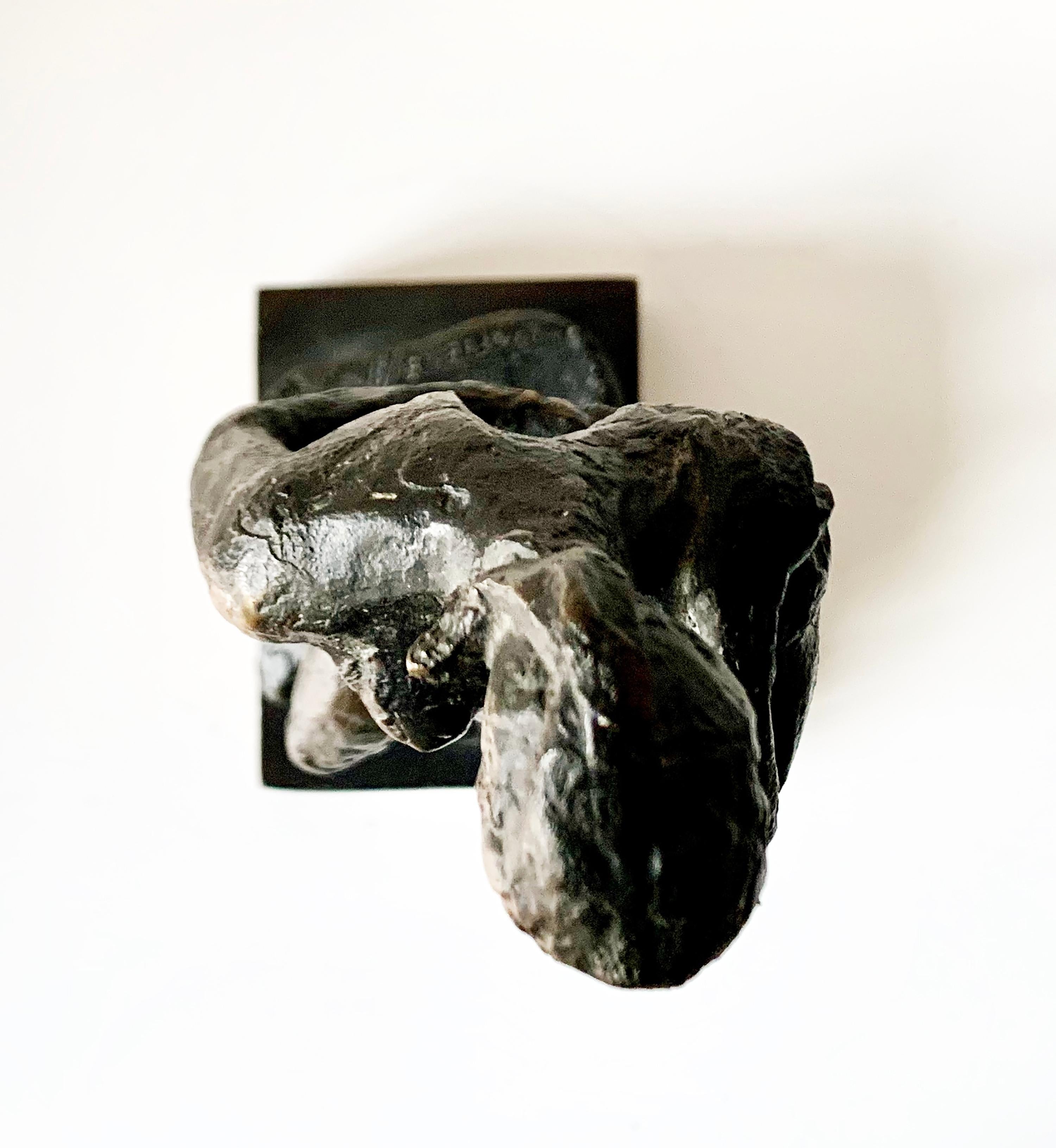 La sculpture en bronze de table du milieu du siècle représente une figure nue debout. L'œuvre d'art a une finition patinée sombre et est marquée par l'artiste 