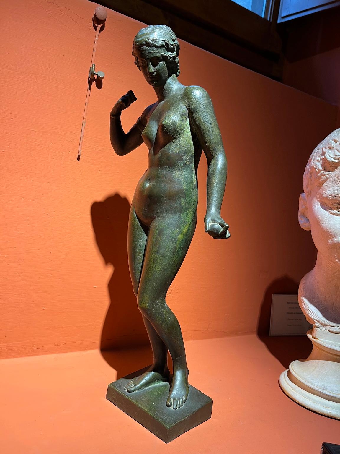 Estatua bronce mitológico figurativo desnudo femenino del siglo XX en venta 9