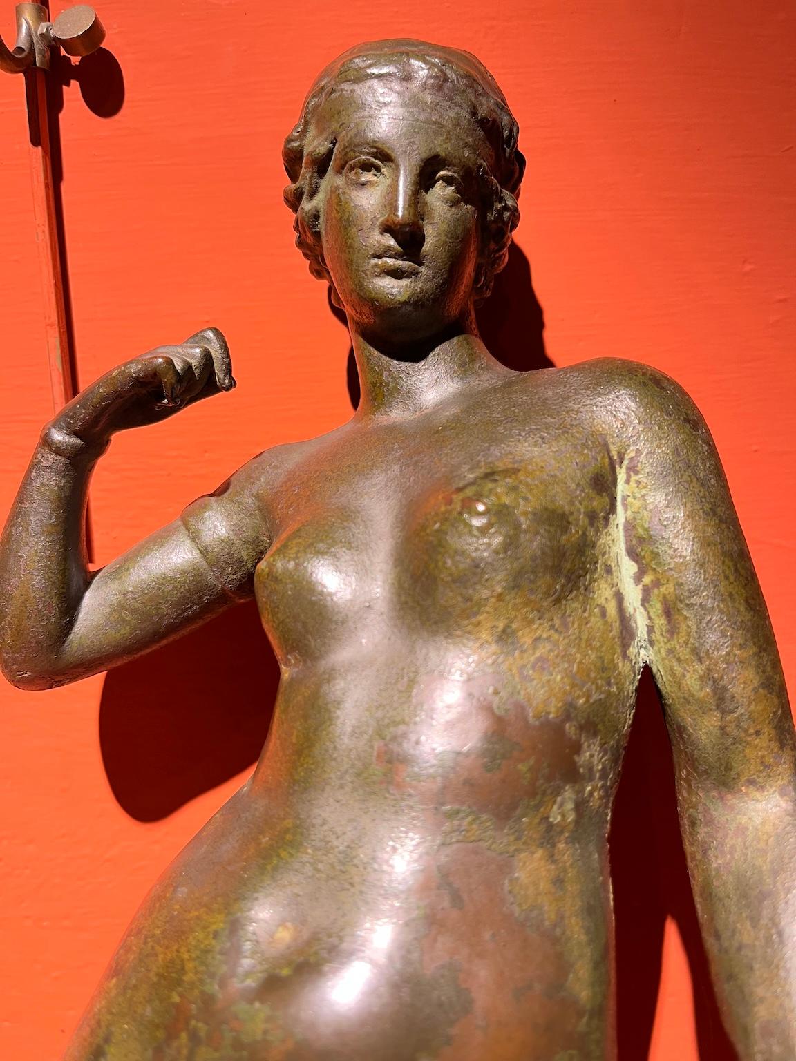 Estatua bronce mitológico figurativo desnudo femenino del siglo XX en venta 10