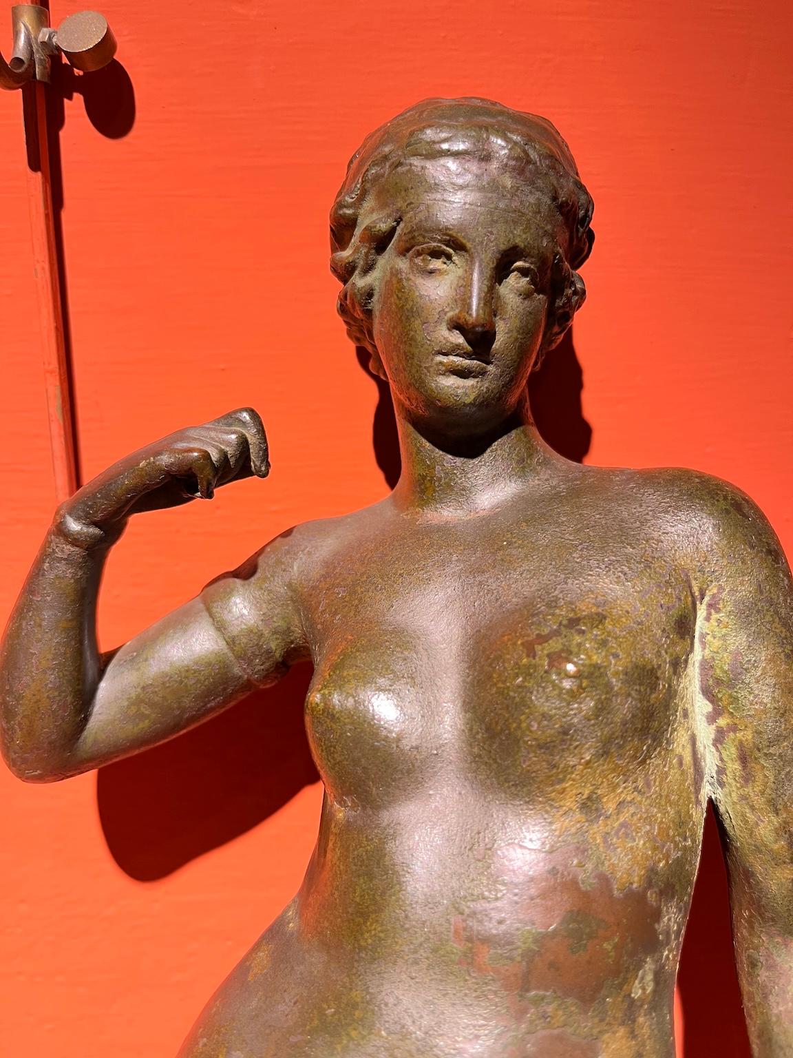 Estatua bronce mitológico figurativo desnudo femenino del siglo XX en venta 11