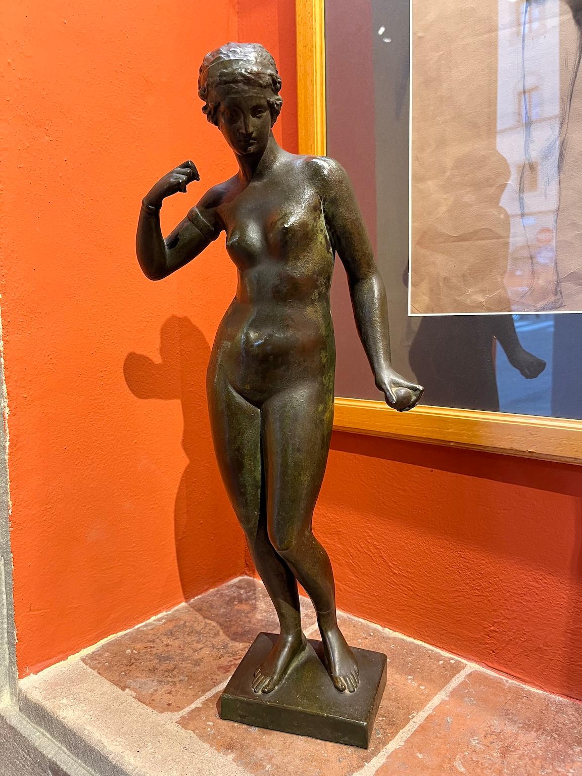 Estatua bronce mitológico figurativo desnudo femenino del siglo XX en venta 12