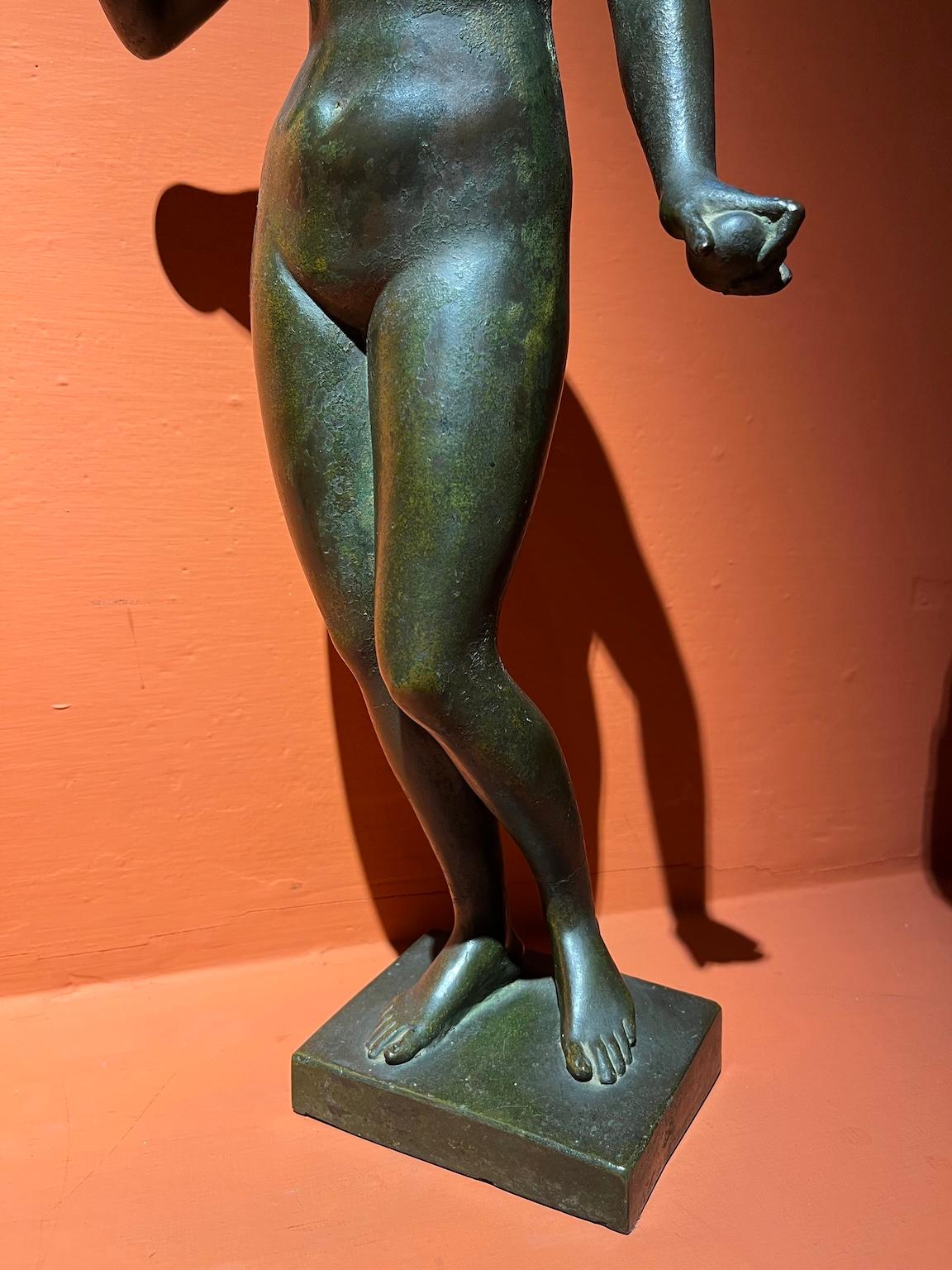 Estatua bronce mitológico figurativo desnudo femenino del siglo XX - Figurative Sculpture Oro de Unknown