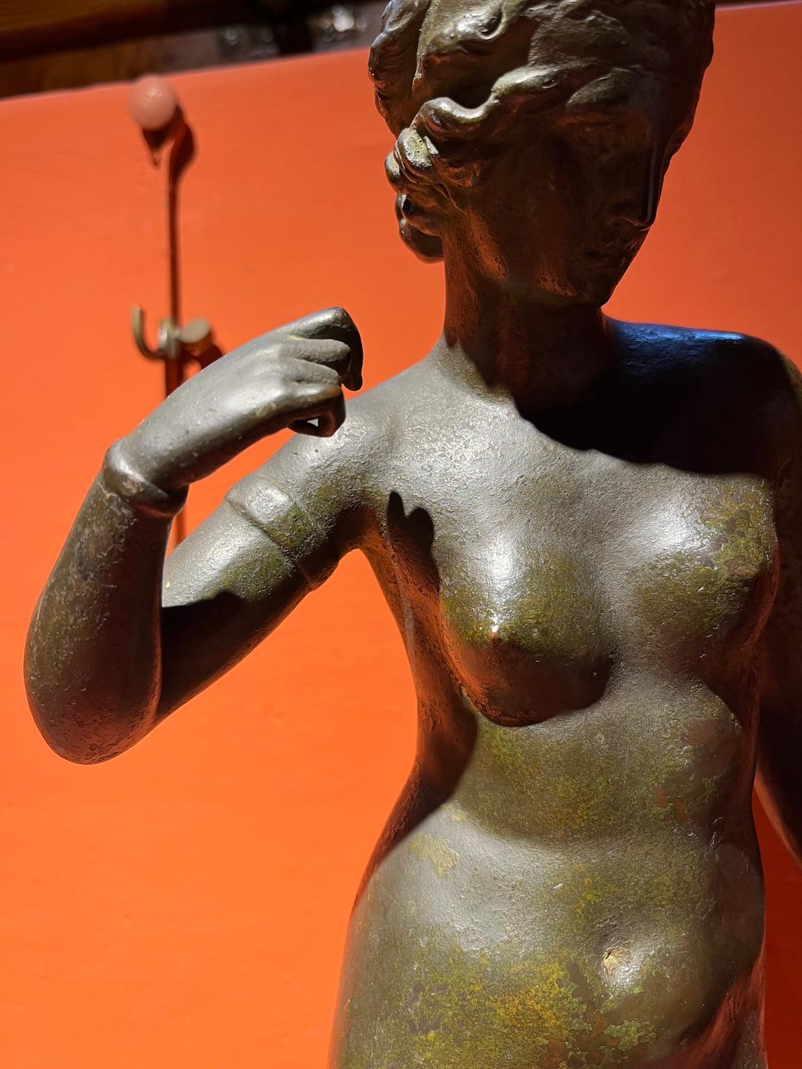 Estatua bronce mitológico figurativo desnudo femenino del siglo XX en venta 1