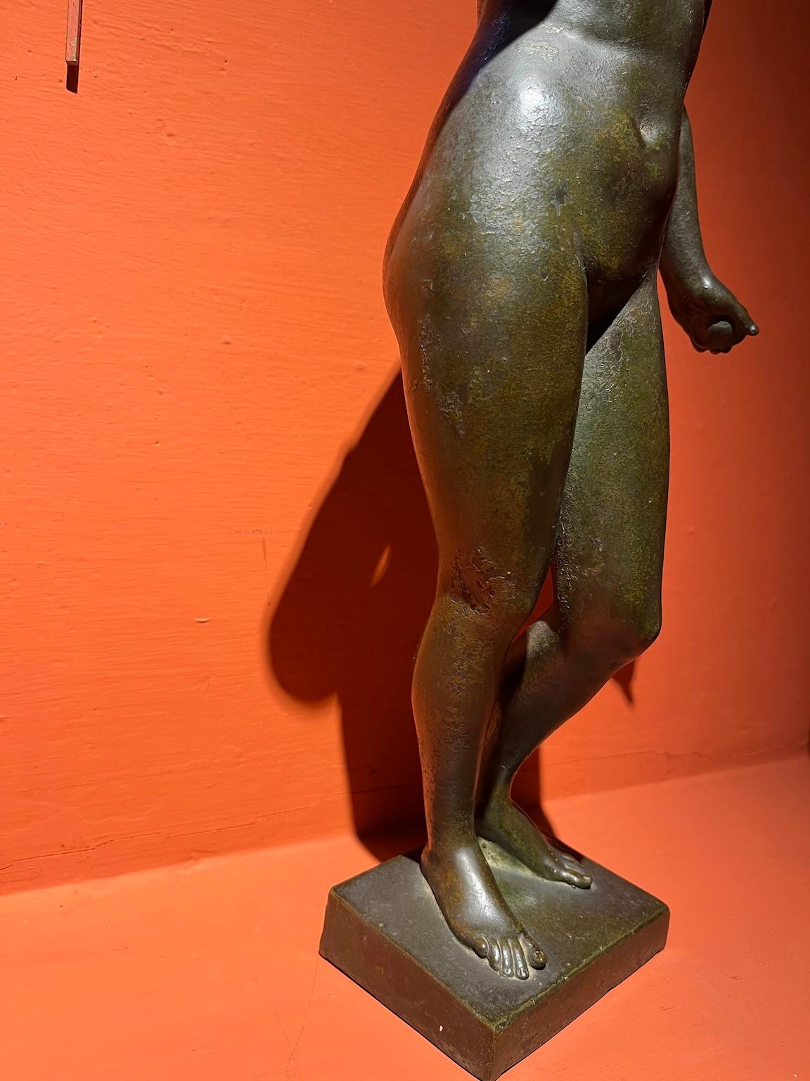 Estatua bronce mitológico figurativo desnudo femenino del siglo XX en venta 2