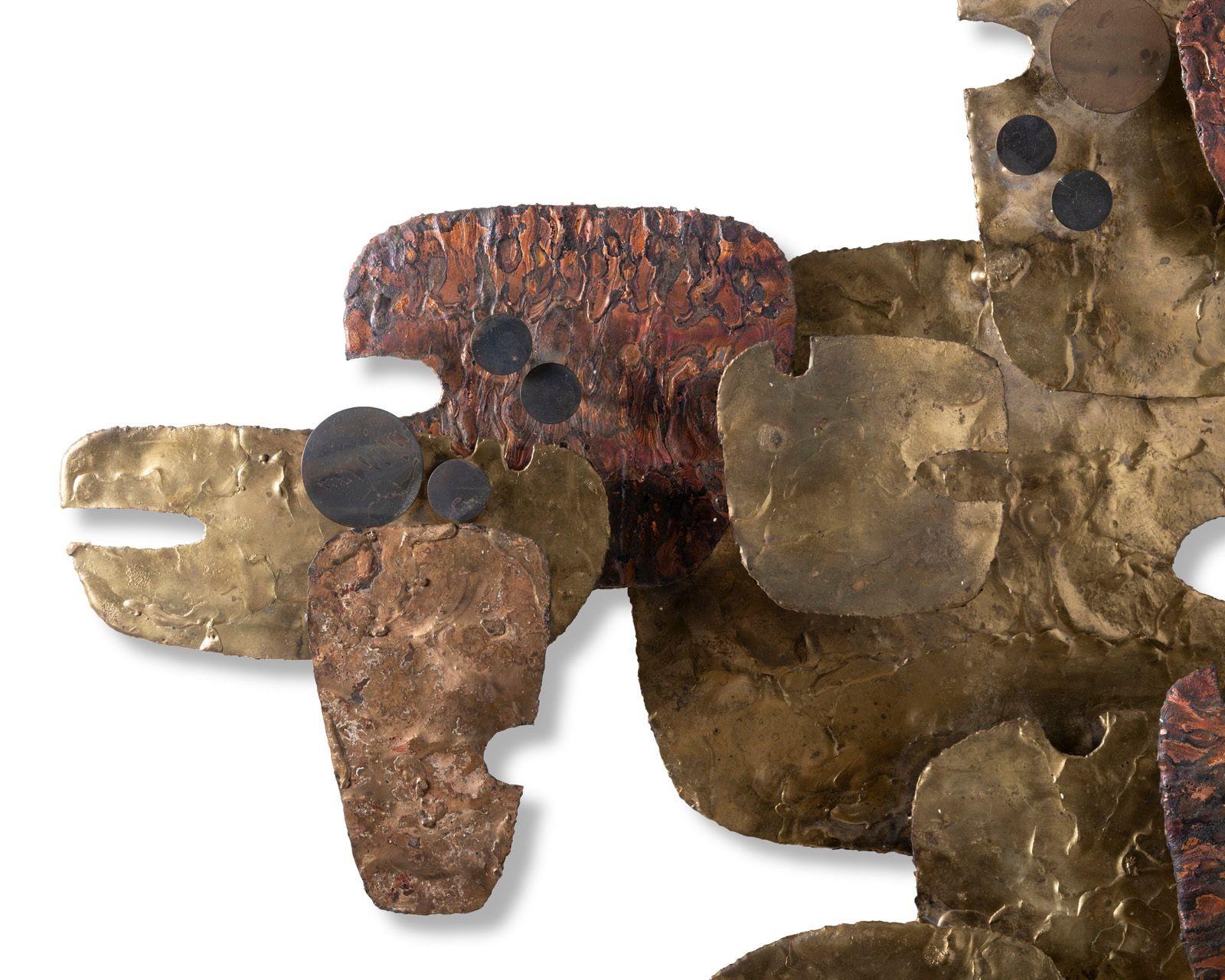 Diese auffällige Wandskulptur des erfolgreichen texanischen Künstlers Stuart Mathews aus der Mitte des Jahrhunderts ist ein Beispiel für seine meisterhafte Fähigkeit, Mischmetalle zu überzeugenden abstrakten Formen zu verschmelzen. Mathews, der sein