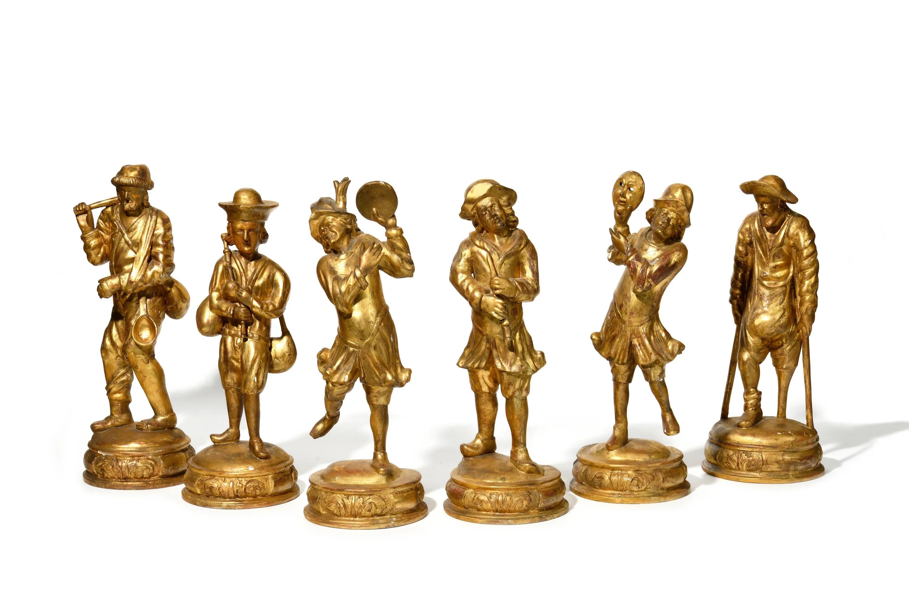 Unknown Figurative Sculpture – Suite de six figures en bois doré -  Italien, fin XVIIe siècle début XVIIIe