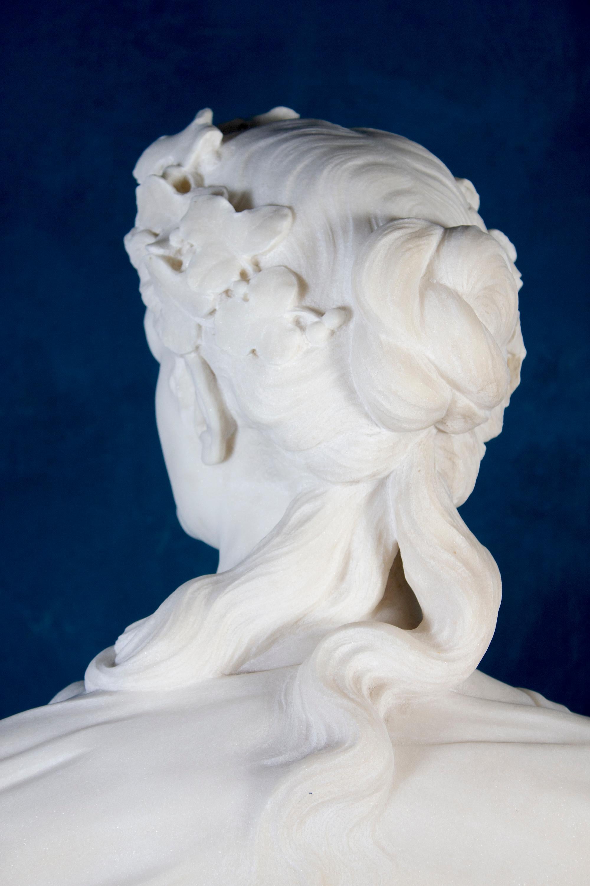 Superbe Buste de Flora en marbre blanc néoclassique France 1850 ' - Bleu Figurative Sculpture par Unknown