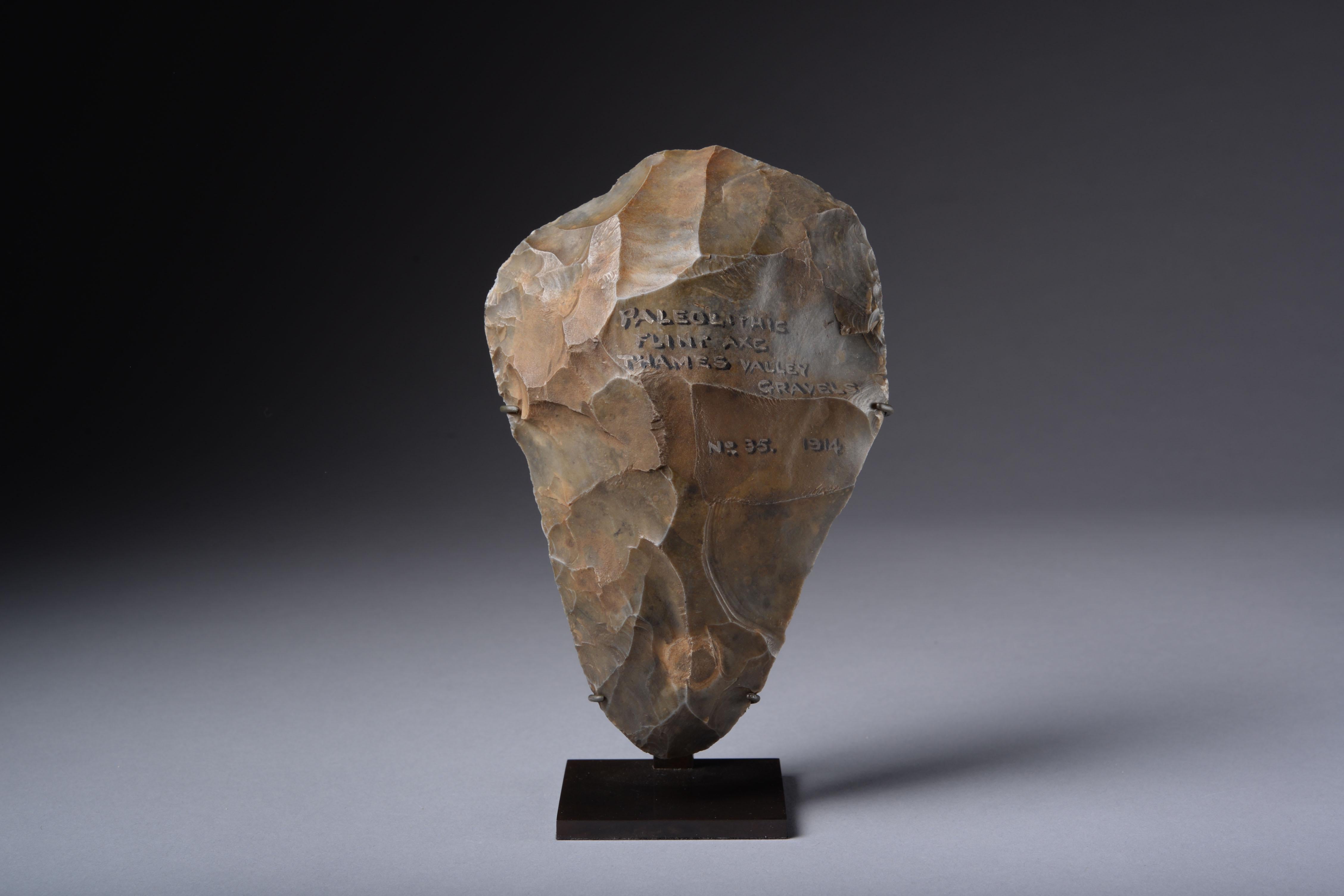 Hervorragender niedriger Paleolithic Flint Handaxe – Sculpture von Unknown