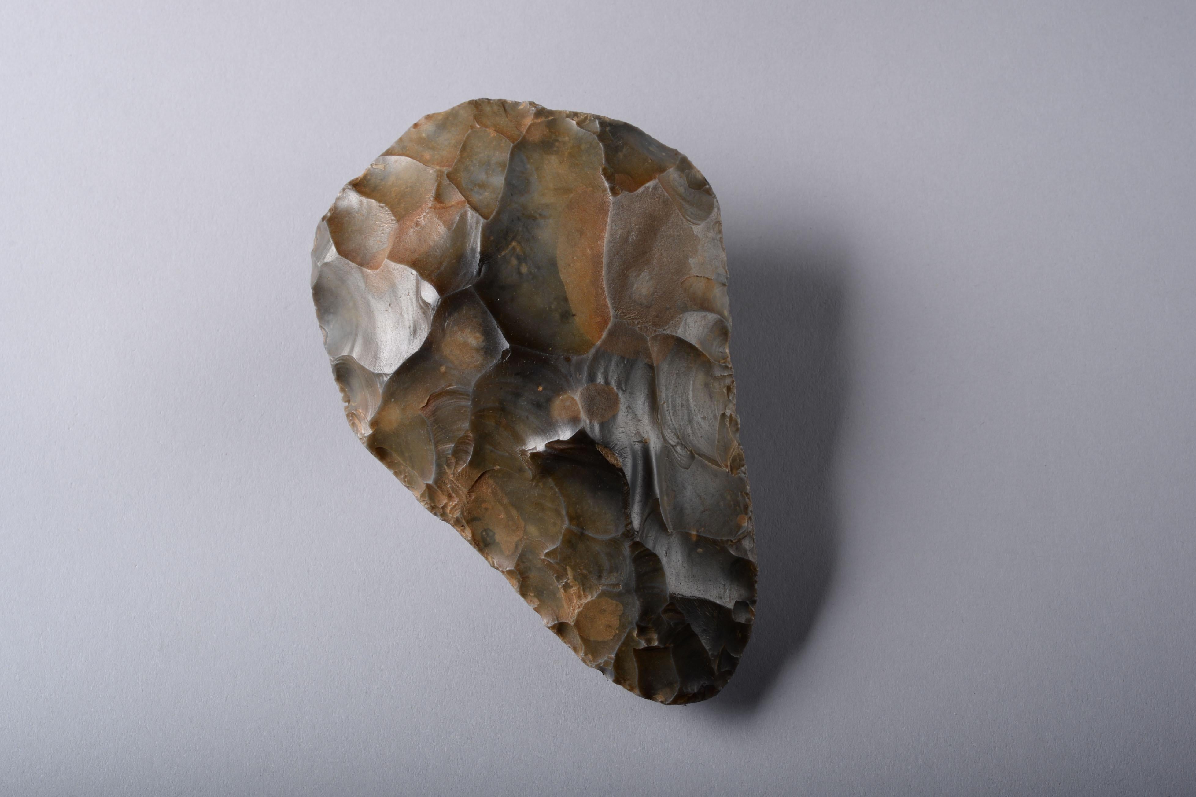 Hervorragender niedriger Paleolithic Flint Handaxe (Grau), Abstract Sculpture, von Unknown