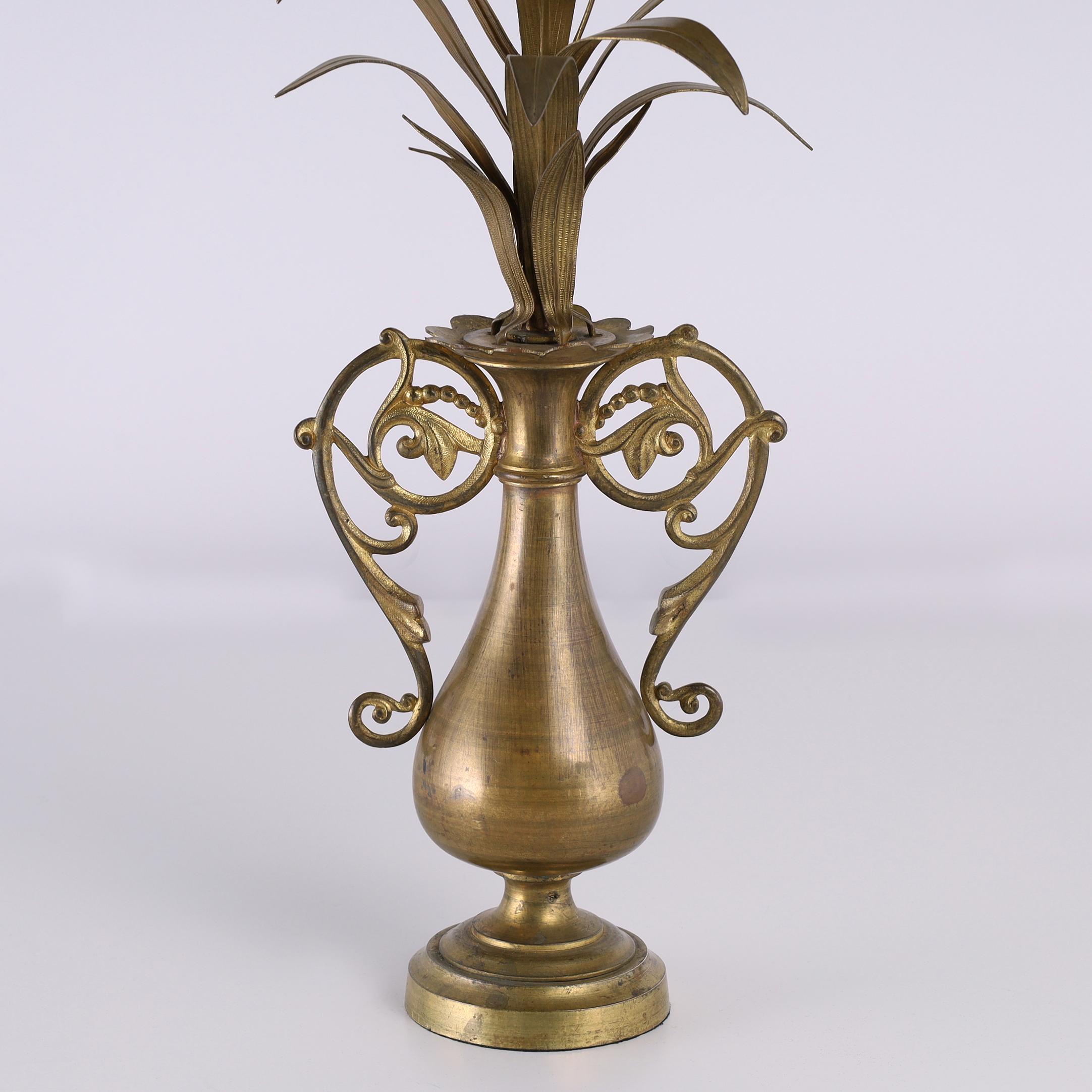 Coppia di sculture floreali in ottone di grande altezza in vendita 6