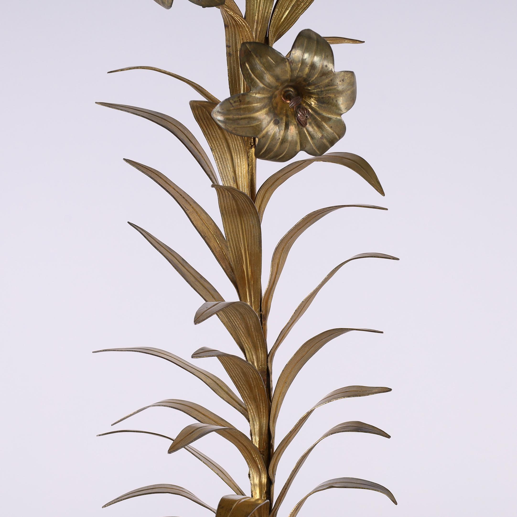 Coppia di alte guarniture floreali in ottone con steli di fiori o gigli e foglie incastonati in urne di forma classica con graziosi manici floreali a loop. 