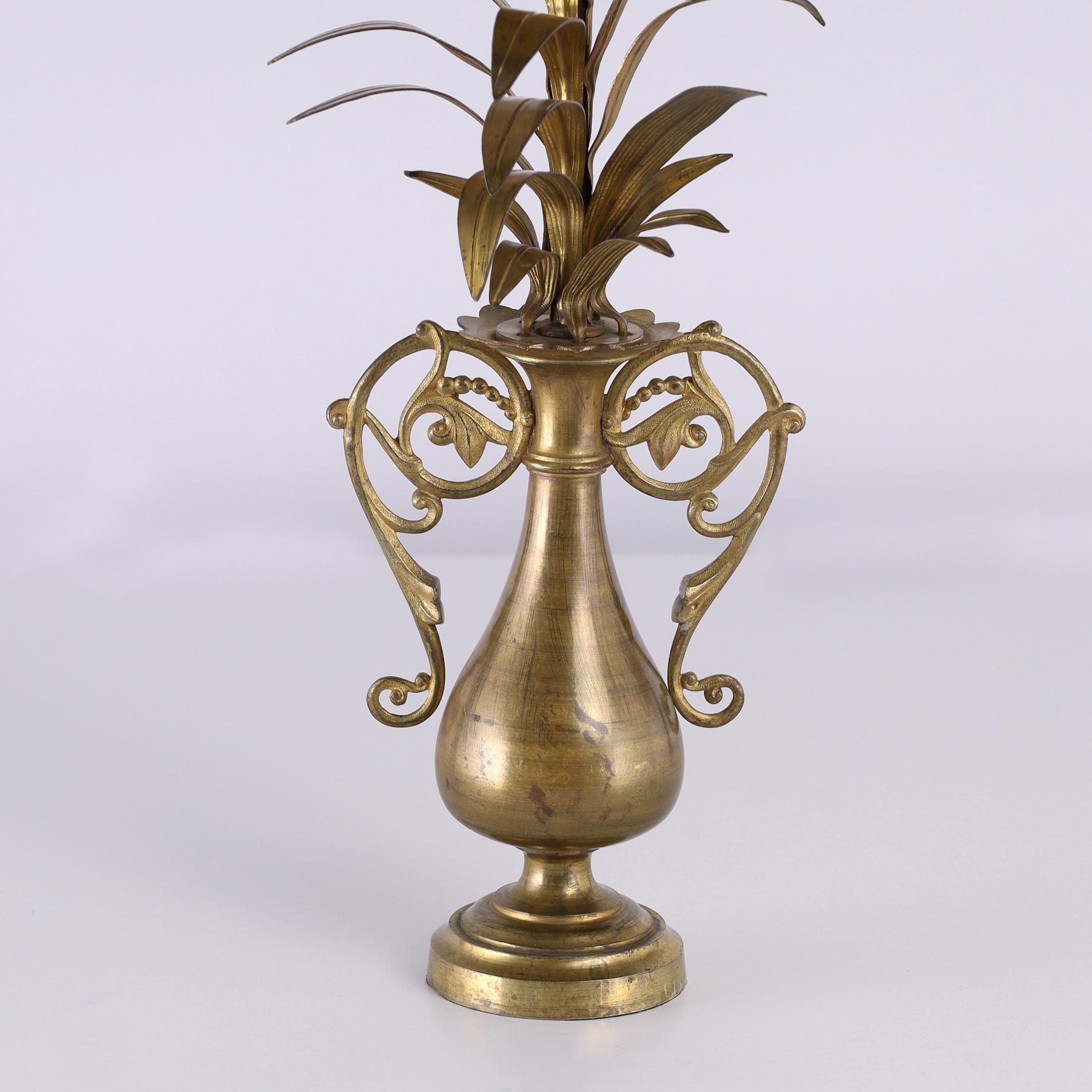 Coppia di sculture floreali in ottone di grande altezza in vendita 1