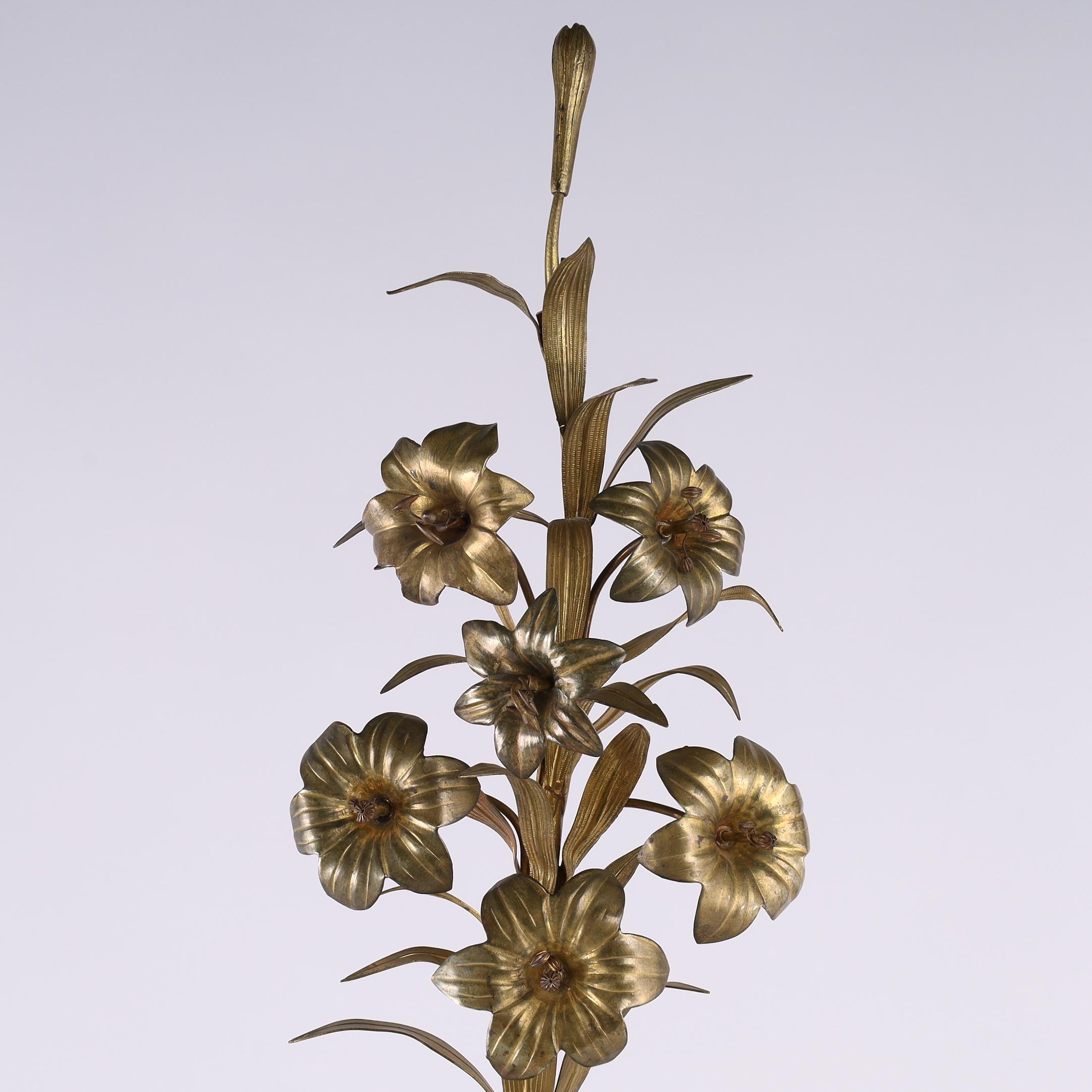 Coppia di sculture floreali in ottone di grande altezza in vendita 4