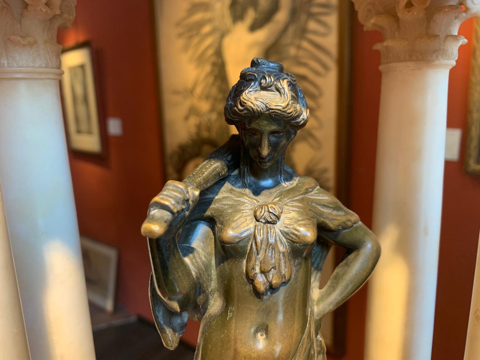 Templo de alabastro con estatua mitológica figurativa de bronce del siglo XIX en venta 4
