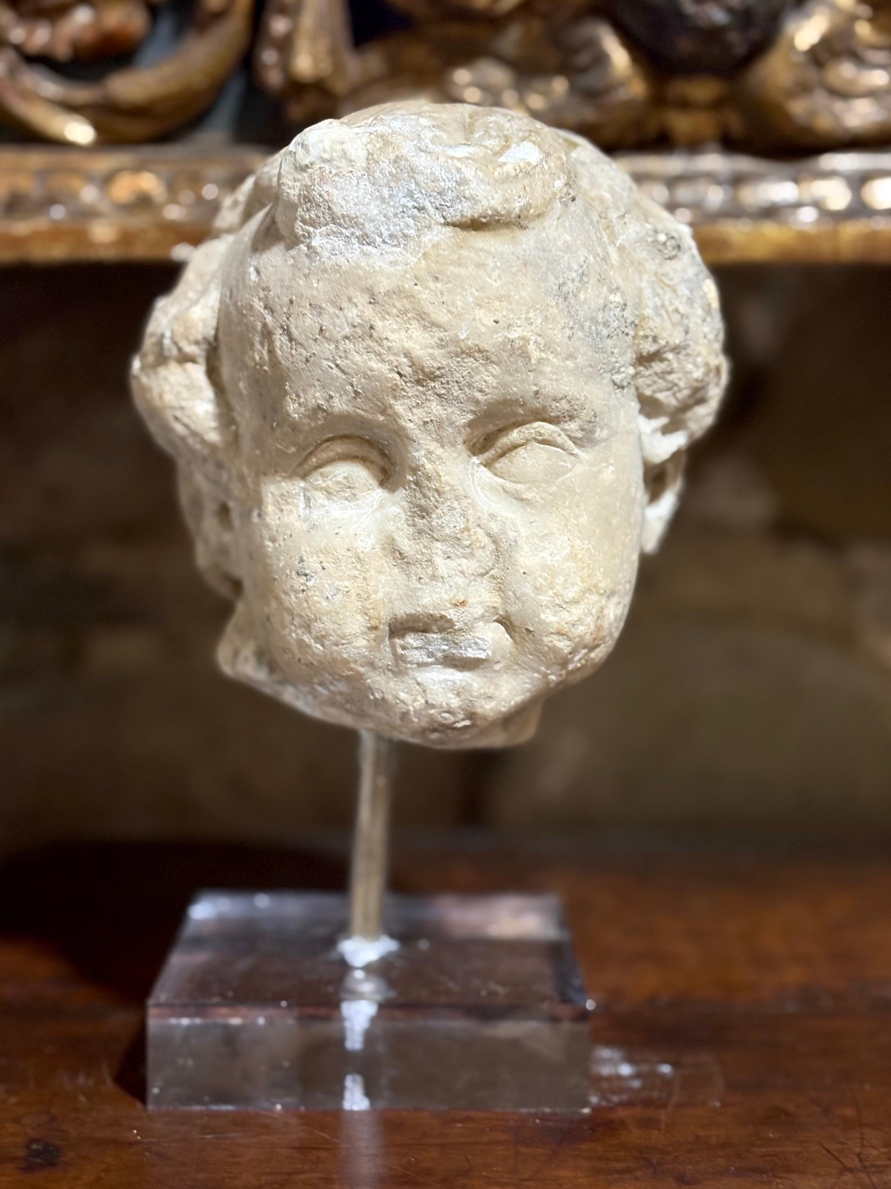 Kopf eines Putto in römischem Barockmarmor 17. Jahrhundert Italienische Schule (Brown), Figurative Sculpture, von Unknown