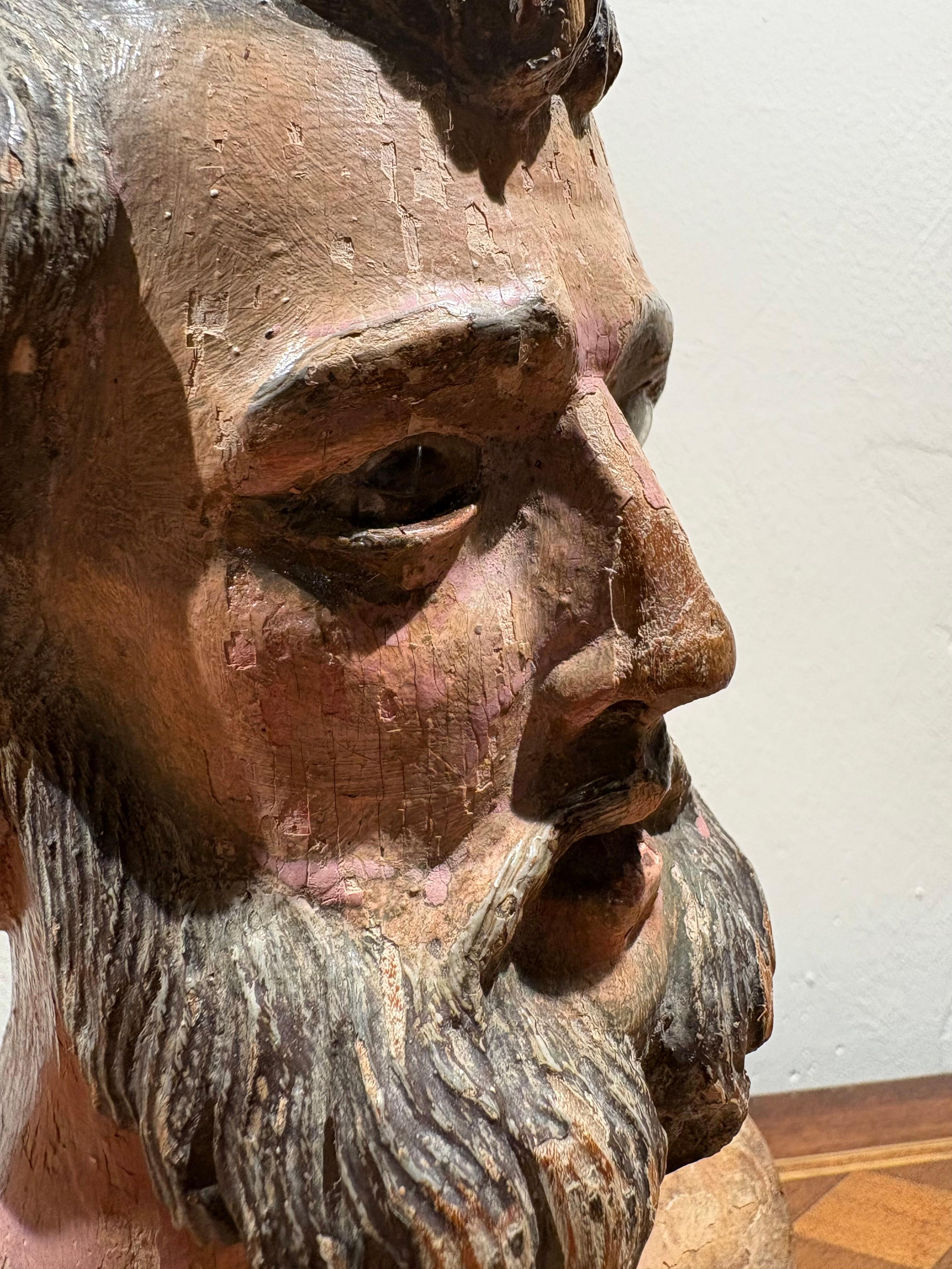 Tête de saint en bois polychrome Oeil de verre 18e siècle en vente 5
