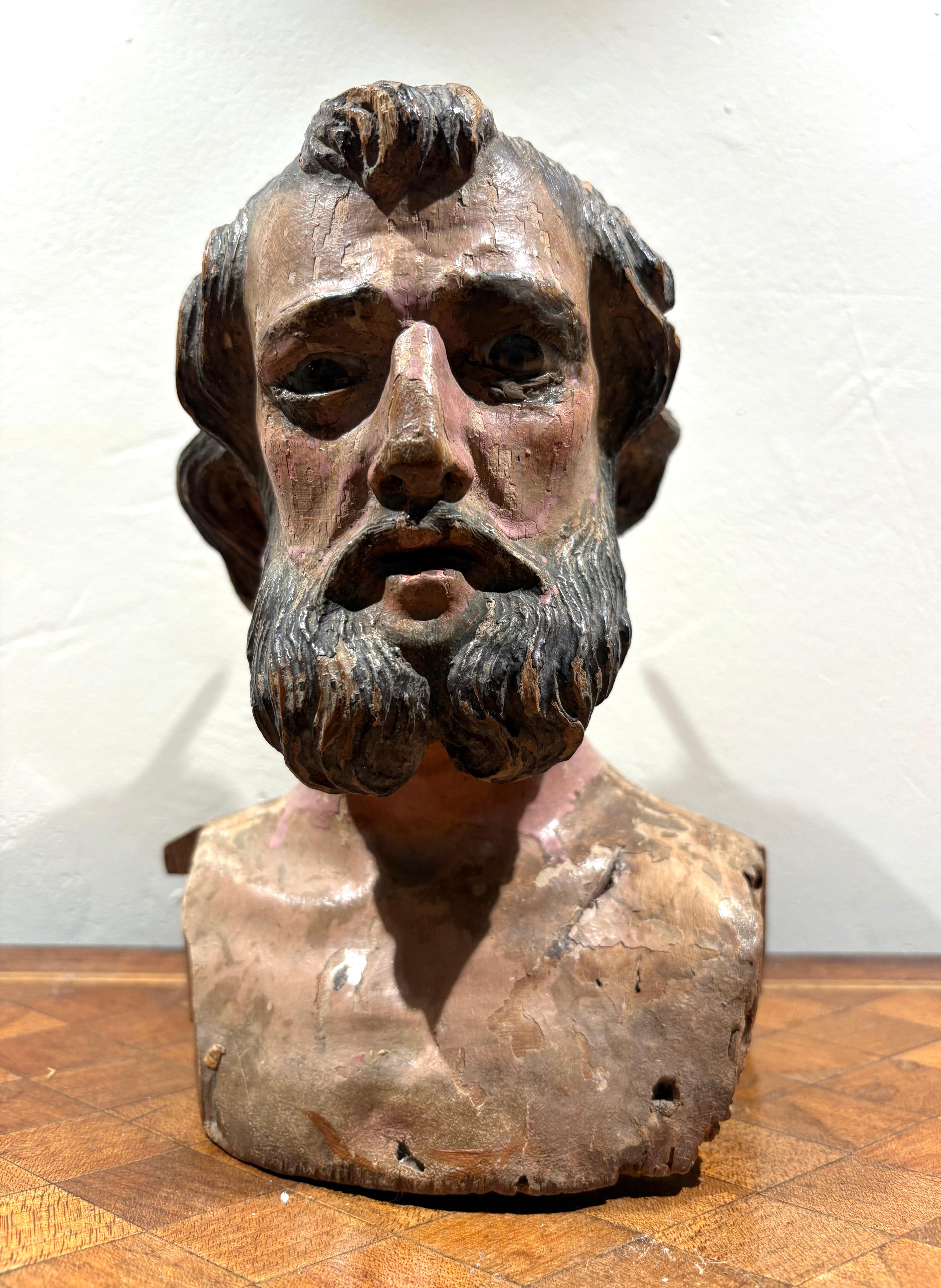 Tête de saint en bois polychrome Oeil de verre 18e siècle - Sculpture de Unknown
