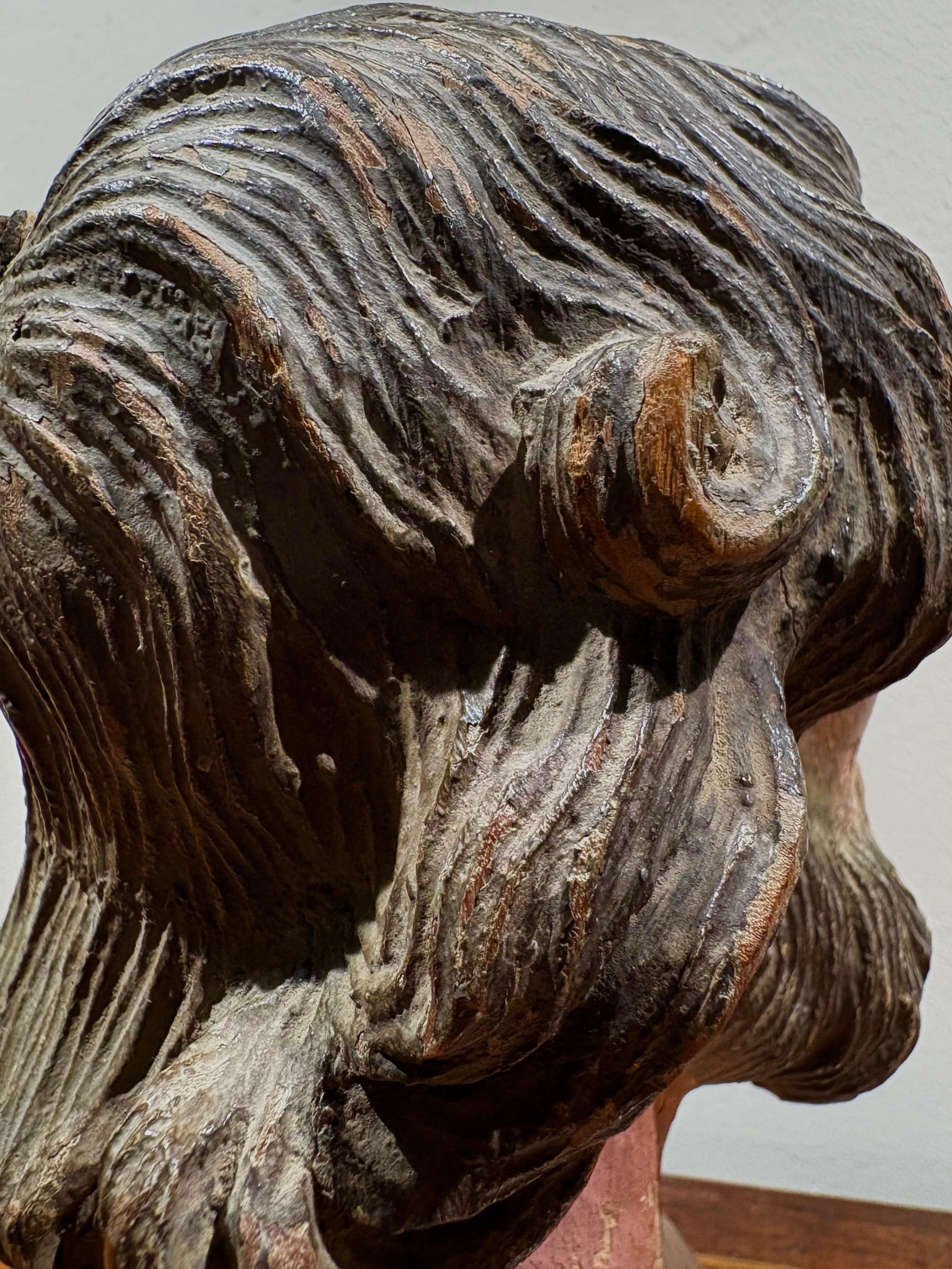 Tête de saint en bois polychrome Oeil de verre 18e siècle - Brown Figurative Sculpture par Unknown