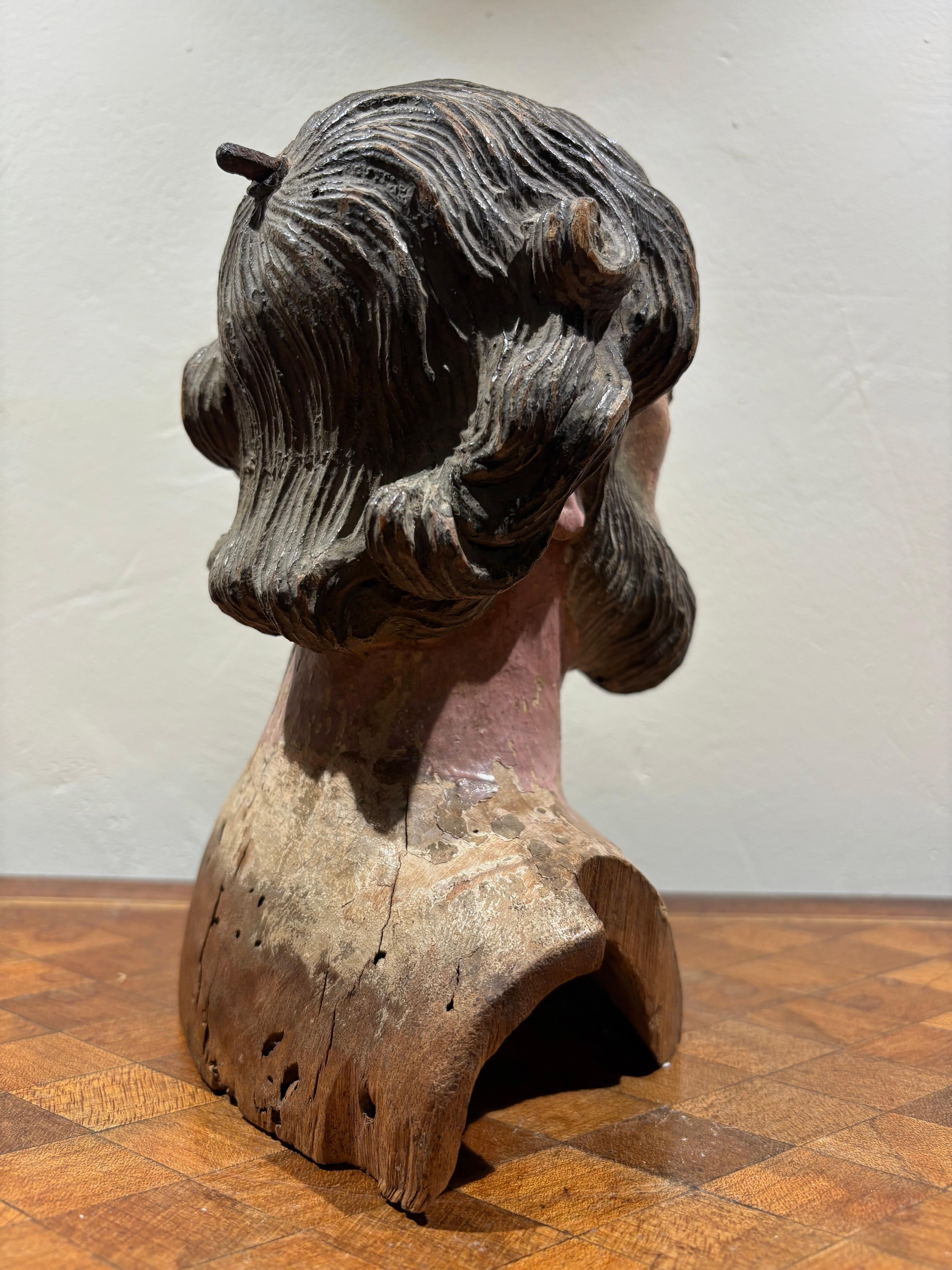 Grande tête de saint en bois finement sculptée, Italie, première moitié du XVIIIe siècle.  La tête conserve la polychromie d'origine ; les yeux sont en verre.  
Bon état, signes du temps.   

Dimensions H cm 20 L cm 12 P cm 10