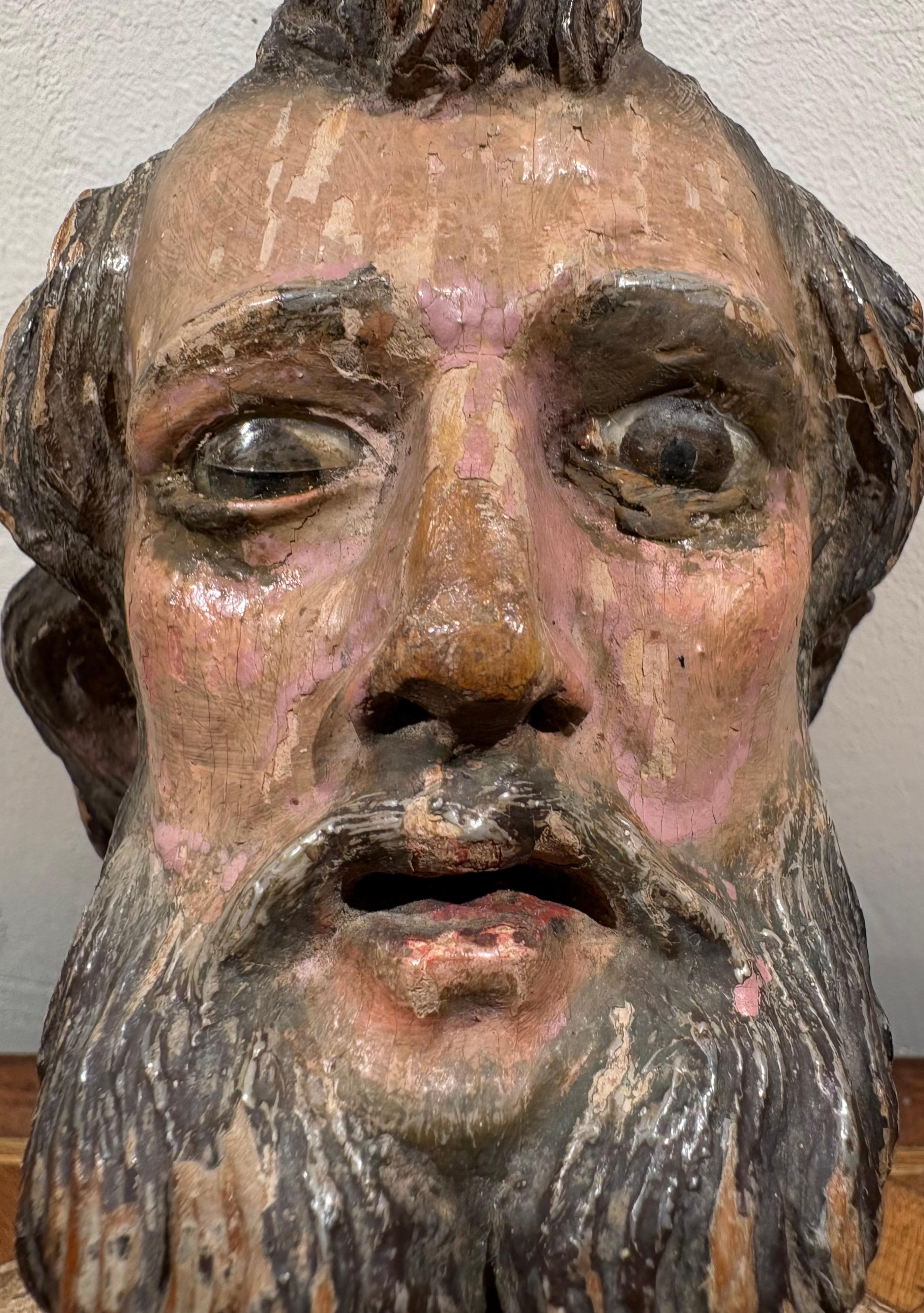 Tête de saint en bois polychrome Oeil de verre 18e siècle en vente 3