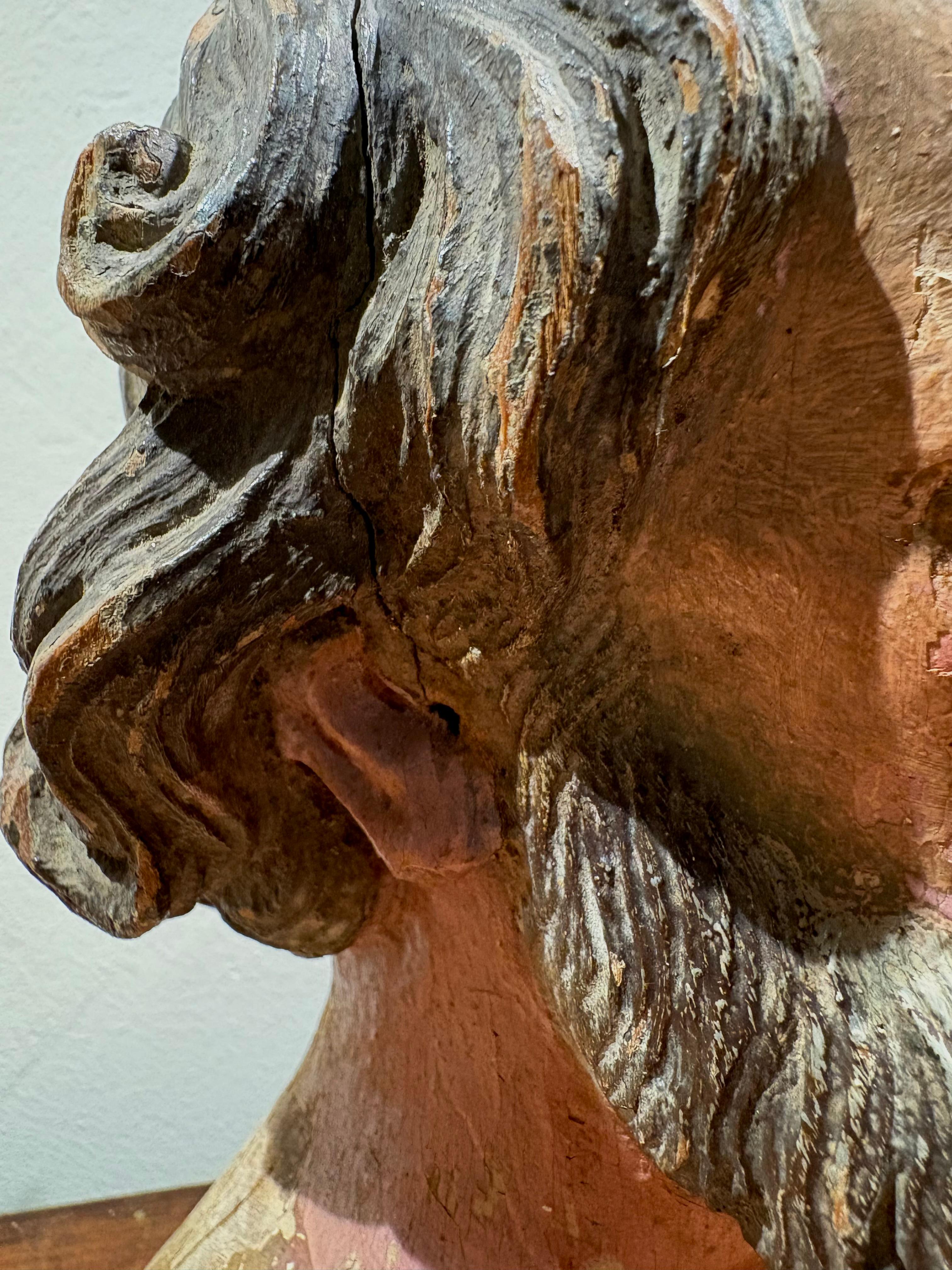 Tête de saint en bois polychrome Oeil de verre 18e siècle en vente 4