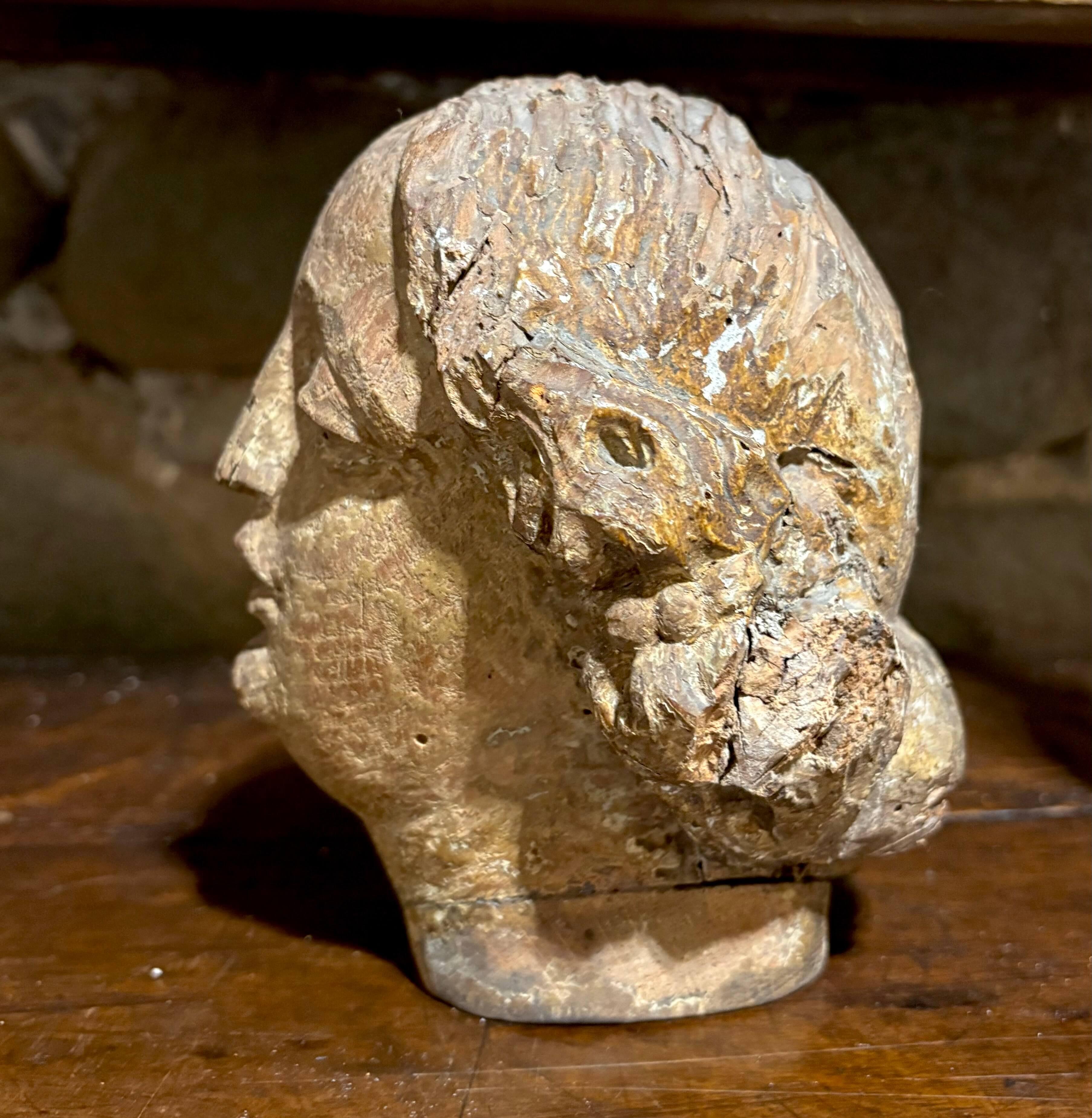 Schöner Frauenkopf in Eichenholz, Frankreich, zweite Hälfte des 16. Jahrhunderts. 
Dieser schöne Frauenkopf mit gewelltem, perlenumranktem Haar gehörte möglicherweise einer Heiligen Katharina von Alexandria. Das klassische Profil und die